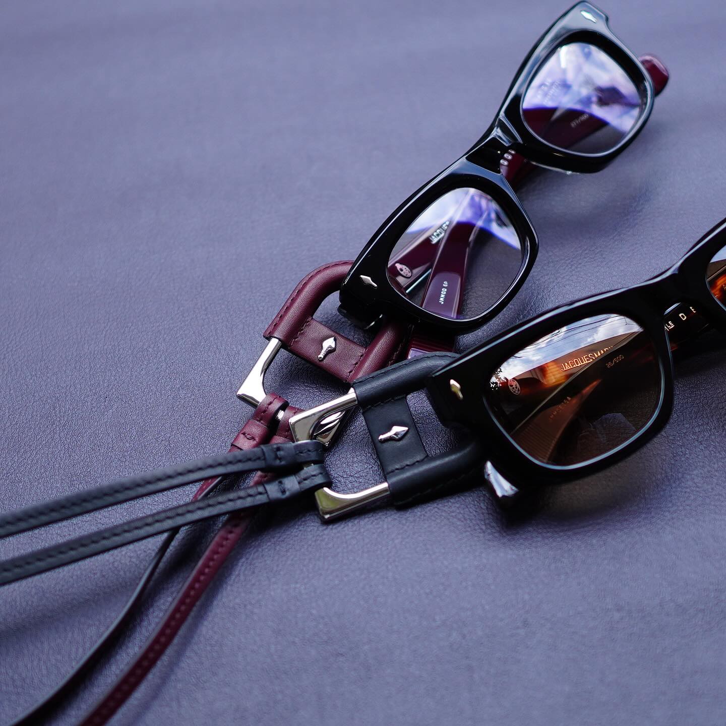 brand:JACQUES MARIE MAGE
model: CIRCA LEATHER COLLECTION - BOLIN
col:Black,Bordeaux

JACQUES MARIE MAGEよりアイウェアネックレスが入荷しました！

ハリウッド西部劇黄金期に登場した、精巧な装飾が施された革の鞍や、銀の装飾が施された華やかなカウボーイギアからインスピレーションを得た、洗練されたアイウェアネックレスです。

イタリアでハンドメイドされたこのユニークなネックレスは、責任ある調達による天然カーフスキンで包まれた、磨き上げられた鐙型のペンダントで構成されています。アールデコ調の繊細なラインワーク、Bolinのシグネチャーである矢じりの装飾、そしてハンドペイントで縁取りされたレザーストラップが特徴です。

商品に関するお問い合わせはDM、お電話、メールでも受付しておりますのでお気軽に問い合わせください。

?shop data?
最寄り駅 自由か?丘
正面口出口から歩いて約５分て?す。
住所 152-0035
東京都目黒区自由か?丘1-16-13ヒルス?自由か?丘1F
?03-5731-6612
info＠beauxyeux.jp

Eyewear necklaces from JACQUES MARIE MAGE are now in stock!

This sophisticated eyewear necklace takes inspiration from the elaborately decorated leather saddles and ornate silver-embellished cowboy gear of the Golden Age of Hollywood Westerns.

Handcrafted in Italy, this unique necklace features a polished stirrup-shaped pendant encased in responsibly sourced natural calfskin. It features delicate Art Deco-inspired linework, Bolin's signature arrowhead embellishments, and a leather strap with hand-painted trim.

For product inquiries, please feel free to contact us via direct mail, phone, or email.

? shop information?
SHOP beauxyeux Jiyugaoka
ZIPCODE 152-0035
1F Hills Jiyugaoka 1-16-13
Jiyugaoka Meguro-ku Tokyo JAPAN
?+81-35731-6612
info@beauxyeux.jp



#自由か?丘 
#ホ?ス?ュー自由か?丘



@beauxyeux_azabu
@jacquesmariemage