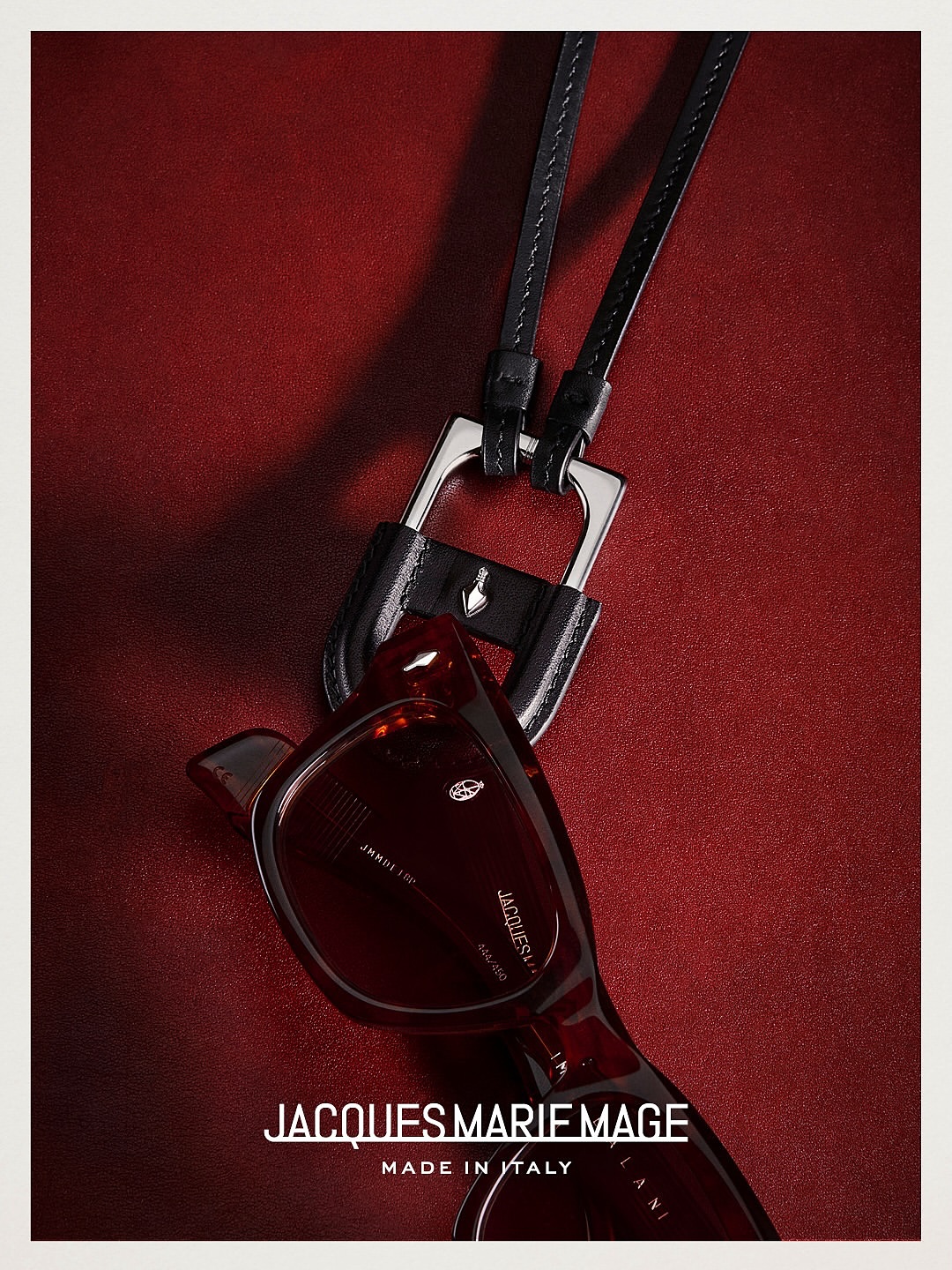 -【最新グラスホルダー入荷】
brand: JacquesMarieMage
mod: BOLIN 
col: Bordeaux Empire
col: Tan
col: Black
.
.
JacquesMarieMageから上質なグラスホルダーが入荷してまいりました。

"眼鏡の付属品"という概念を覆す、気品漂うレザーアイテム。

馬具である鐙(あぶみ)型の磨き上げられたペンダントトップに、丁寧に縫製されたカーフスキン、そこにJMMのシグネイチャーであるアローヘッドをインサートした、上質なアイテムです。

レザーワーキンググループによる高品質な監査を受け、ゴールド評価を得たレザーのみを使用し、イタリアでハンドメイド縫製。
ペンダントトップやストラップ部の縫製時に露出するレザーのコバ(エッジ部分)はコート剤を手塗りで７度以上重ね塗りし仕上げられています。

西部劇の黄金期にハリウッドで見られた、精巧に装飾された馬具やカウボーイギアからインスピレーションを得て作られた、スマートで力強いアイテムに仕上がっています。

アイウェアの着用時にもペンダントとして、JMMの気品が感じられる、無二のアイテムとなっています。

完売必至、お早めにお手に取ってご覧ください。
.
.
店頭にその他モテ?ルも多数入荷しておりますのて?、是非お手に取ってお試しくた?さい。
今後も注目モテ?ルなと?をこ?紹介して参りますのて?お楽しみに。
.
.
?shop data?
::: ボズュー麻布 :::
最寄り駅 麻布十番駅
5b出口から徒歩約1分
住所 106-0045
東京都港区麻布十番1-10-12須田ビル1F
?03-6230-9983
azabu@beauxyeux.jp
.

#シ?ャックマリーマーシ?ュ 
#ホ?ス?ュー麻布 
@beauxyeux_jiyugaoka