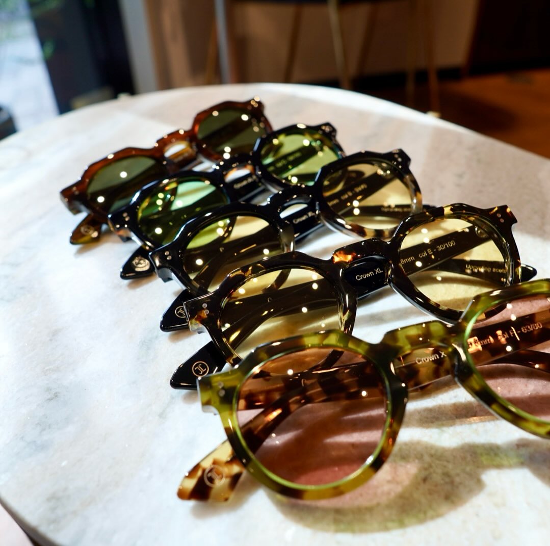 brand: Lesca LUNETIER
model:CROWN XL PANTO 8mm
col:B,C,D,E

Lesca LUNETIERより人気シリーズ『Upcycling Acetate(アップサイクリングアセテート)』よりCROWNPANTOのXLサイズが入荷しました！

今までワンサイズ展開だった『CROWNPANTO』。
待望のサイズアップ版が入荷しました。

テンプル部分が通常のCROWNPANTOとは異なり、耳に当たる部分が細くなっており掛け心地も良い仕様となっています。

ヴィンテージのデッドストックの板生地を削り出し、貼り合わせによって美しい配色のフレームが生み出される数量限定生産品です。

是非店頭にてお試しください。

商品に関するお問い合わせはDM、お電話、メールでも受付しておりますのでお気軽に問い合わせください。

?shop data?
::: ボズュー麻布 :::
最寄り駅 麻布十番駅
5b出口から徒歩約1分
住所 106-0045
東京都港区麻布十番1-10-12須田ビル1F
?03-6230-9983
azabu@beauxyeux.jp

The XL size of the CROWN PANTO from Lesca LUNETIER's popular "Upcycling Acetate" series has arrived!

Until now, the "CROWN PANTO" was only available in one size.

The long-awaited larger size is now in stock.

Unlike the standard CROWN PANTO, the temples are thinner at the ears, making them more comfortable to wear.

This limited-edition product is made by carving and gluing together vintage deadstock boards of fabric to create frames with beautiful color schemes.

Come try them out in store!

For product inquiries, please feel free to contact us via direct mail, phone, or email.

?Shop Information?
::: Beauxyeux Azabu :::
Nearest Station: Azabu-Juban Station
Approximately 1-minute walk from Exit 5b
Address: 1F Suda Building, 1-10-12 Azabu-Juban, Minato-ku, Tokyo 106-0045
?03-6230-9983
azabu@beauxyeux.jp

#ホ?ス?ュー自由か?丘



@beauxyeux_jiyugaoka 
@lescalunetier
@globespecs_1998