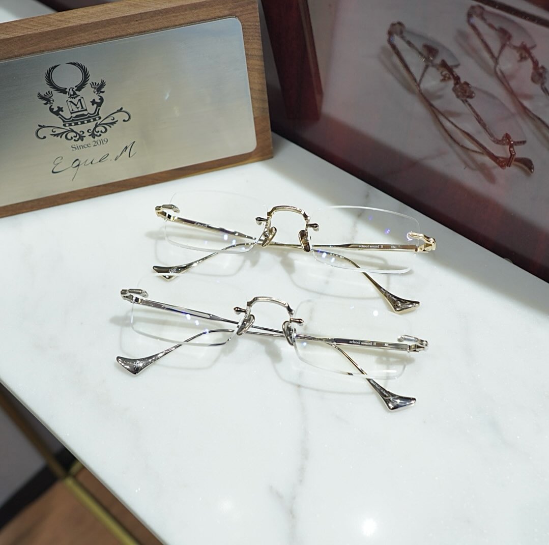 brand: Eque.M
model:school sound ?
col:SLG,SS

Eque.Mよりリムレスフレームのご紹介です。

お客様からのお問い合わせも多いリムレスフレーム。

縁が無い分顔馴染みが良く、ツヤのあるメタル部分がラグジュアリーな印象を与えてくれ、ファッショナブルにもお使いいただけます。

透明のレンズでもカッコよく。
カラーレンズでよりファッショナブルに。
どちらの使い方もオススメです。

是非店頭にてお試しください。

商品に関するお問い合わせはDM、お電話、メールでも受付しておりますのでお気軽に問い合わせください。

?shop data?
::: ボズュー麻布 :::
最寄り駅 麻布十番駅
5b出口から徒歩約1分
住所 106-0045
東京都港区麻布十番1-10-12須田ビル1F
?03-6230-9983
azabu@beauxyeux.jp

Introducing rimless frames from Eque.M.

We receive many inquiries about rimless frames.

The lack of a rim makes them a comfortable fit, and the shiny metal parts give them a luxurious impression, making them a fashionable choice.

They look cool with clear lenses.

They're even more fashionable with colored lenses.
We recommend either style.

Please come and try them out in store.

If you have any questions about our products, please feel free to contact us via DM, phone, or email.

?Shop Information?
::: Beauxyeux Azabu :::
Nearest Station: Azabu-Juban Station
Approximately 1-minute walk from Exit 5b
Address: 1F Suda Building, 1-10-12 Azabu-Juban, Minato-ku, Tokyo 106-0045
?03-6230-9983
azabu@beauxyeux.jp

#眼鏡店　



@beauxyeux_jiyugaoka 
@eque.m_eyewear