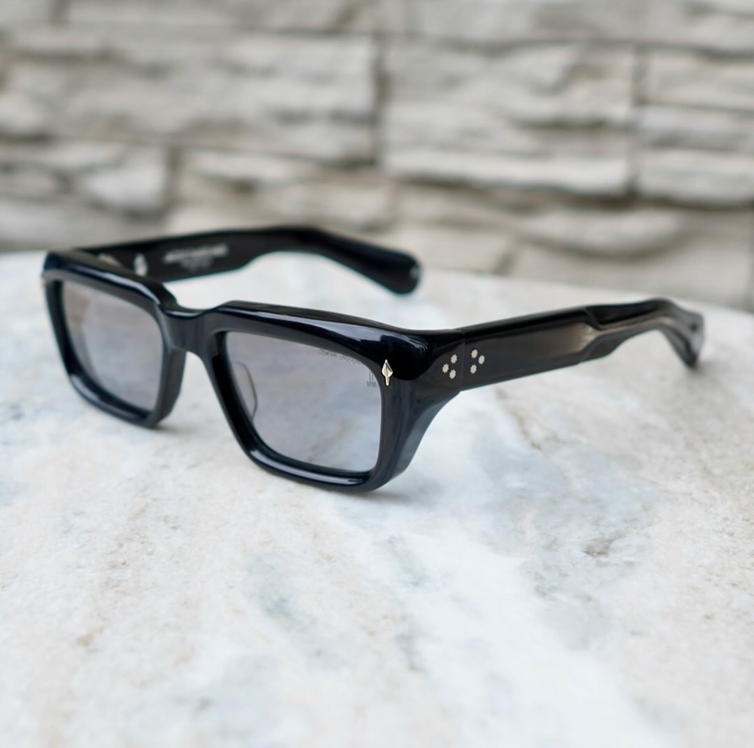 -【限定コレクション】
JacquesMarieMage
DECADE collection
mod: WALKER
col: Decade 

ブランドのデビュー10周年を記念し製作されたコレクション【DECADE collection】。

本日は DECADEコレクションに採用されたアイコンモデルWALKERをご紹介。

フレームの厚みは通常コレクションでは10ミリ厚の生地でしたが、今回はなんと12ミリの特注生地。
さらに存在感を増したデザインに仕上がっております。

レンズ刻印やテンプルエンドにも10周年を記念した刻印やプレートの埋め込みがあり、独自のテンプルデザインへとアップデート。
アイコンとなっているフロントのアローヘッド飾りもより立体的な構造になっています。

付属品もこのコレクションのみの特別仕様ボックスです。
シルバーメダリオンで飾られたボルドーのアイウェアケース。

クリーニングクロスは特大で、江戸時代の浮世絵師 歌川国貞と歌川国政のアートワークを両面プリント。

各商品にはデザイナー、ジェローム氏からの手紙が付属し、スクリュードライバーも付属しています。

各1点のみの入荷となりますので、同コレクションにご興味のある方は是非お問い合わせください。

?shop data?
::: ボズュー麻布 :::
最寄り駅 麻布十番駅
5b出口から徒歩約1分
住所 106-0045
東京都港区麻布十番1-10-12須田ビル1F
?03-6230-9983
azabu@beauxyeux.jp

?Shop Information?
::: Beauxyeux Azabu :::
Nearest Station: Azabu-Juban Station
Approximately 1-minute walk from Exit 5b
Address: 1F Suda Building, 1-10-12 Azabu-Juban, Minato-ku, Tokyo 106-0045
?03-6230-9983
azabu@beauxyeux.jp



#眼鏡店　



@beauxyeux_jiyugaoka 
@jacquesmariemage