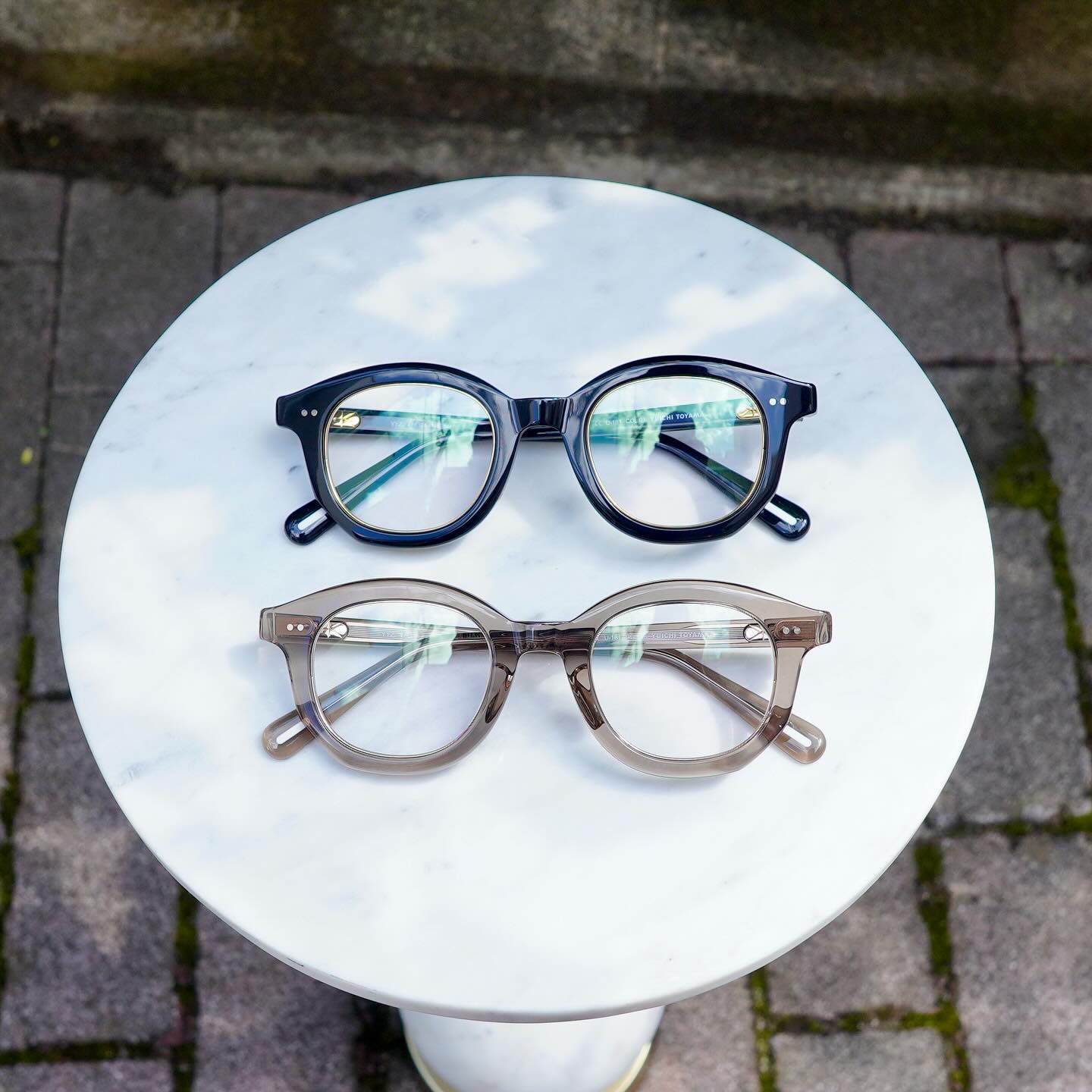 brand: YUICHITOYAMA.
model: U-181 YYZ
col:01

YUICHITOYAMA.より新作が入荷してまいりました！

『 SURFACE 』をテーマに湖の水面と湖底を想起させるフラットなブローラインと、チューブのような丸みをおびたアンダーリムにより彫刻のような造形美を作り出しています。
静けさの中に力強い存在感を持もつ現代アートの彫刻からインスパイアされたフロントシェイプで構成しています。

新たな『SURFACE』デザインでヨーロピアンビンテージの再解釈を体現したウエリントン。
丁番とテンプル芯にもチューブ （ネオン）を想起させる丸みを持たせた新たなバーツデザインは、今後の新たなシリーズ誕生へのプロローグでもあります。
ヴィンテージフレームにはないスタイル提案と機能性を併せ持ったYUICHI TOYAMA.の文脈と進化が表現されたデザインです。

?商品に関するお問い合わせはDM、お電話、メールでも受付しておりますのでお気軽に問い合わせください。

?shop data?
最寄り駅 自由か?丘
正面口出口から歩いて約５分て?す。
住所 152-0035
東京都目黒区自由か?丘1-16-13ヒルス?自由か?丘1F
?03-5731-6612
info＠beauxyeux.jp

New items have arrived from YUICHI TOYAMA.!

Based on the theme of "SURFACE," the flat brow line evokes the surface and bottom of a lake, while the rounded, tube-like under-rim creates a sculptural beauty.
The front shape is inspired by the tranquil yet powerful presence of contemporary sculpture.

This Wellington frame embodies a reinterpretation of European vintage style with the new "SURFACE" design.
The new base design, with rounded hinges and temple cores reminiscent of neon tubes, is a prologue to the birth of a new series in the future.
This design expresses the context and evolution of YUICHI TOYAMA., combining style and functionality not found in vintage frames.

?For product inquiries, please feel free to contact us via DM, phone, or email.

? shop information?
SHOP beauxyeux Jiyugaoka
ZIPCODE 152-0035
1F Hills Jiyugaoka 1-16-13
Jiyugaoka Meguro-ku Tokyo JAPAN
?+81-35731-6612
info@beauxyeux.jp

#自由か?丘 
#ホ?ス?ュー自由か?丘



@beauxyeux_azabu
@yuichi_toyama_official
@ateliercinq_toyama
