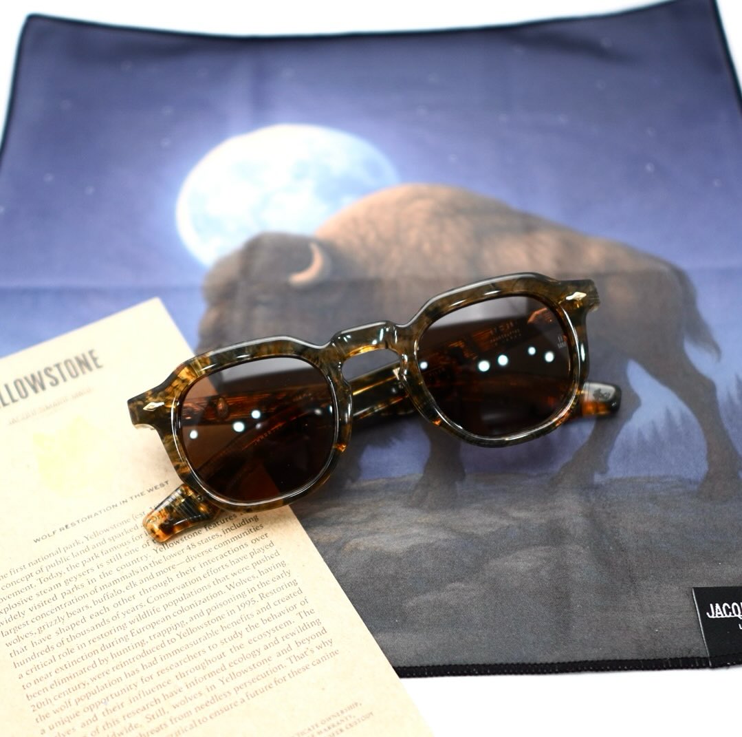 JACQUES MARIE MAGEx YELLOWSTONEFOREVER ?
本日より販売開始です！

フレーム: FIREHOLE RIVER(RIPLEY)
カラー: PRISMATIC
世界限定本数: 300本

イエローストーンの地熱地帯と野生生物が交わるファイアーホール川にちなんで名付けられました。
テンプルエンドには、「ハウリングウルフ」と「YS」の特別なメダリオンで仕上げられています。

●当店1本のみの入荷となります。
お探しのお客様はお早めに。ご来店お待ちしております。
※当店はご予約等なくご来店頂けます。

●ジャック・マリー・マージュの国立公園と野生動物の保護活動

ジャック・マリー・マージュは、イエローストーン国立公園の正式パートナーである“Yellowstone Forever”、そして“Living With Wolves”という2つの非営利組織とパートナーシップを結んでおり、総売り上げの1パーセントを、アメリカ国立公園と野生動物の保護のため資金として提供している。?ロッキー山脈エリアのオオカミの生息数はかつての15％程度に留まり、国立公園は国内外からの許容範囲を超える数の観光客の訪問により、環境破壊の脅威に晒されている。?声を上げ、資金を提供することが、西部開拓地とその守護者であるオオカミを守るための一助となることを強く願い、この活動を続けている。

?shop data?
::: ボズュー麻布 :::
最寄り駅 麻布十番駅
5b出口から徒歩約1分
住所 106-0045
東京都港区麻布十番1-10-12須田ビル1F
?03-6230-9983
azabu@beauxyeux.jp

JACQUES MARIE MAGEx YELLOWSTONEFOREVER VI
Available from today!

Frame: FIREHOLE RIVER (RIPLEY)
Color: PRISMATIC
Limited Edition: 300

Named after the Firehole River, where Yellowstone's geothermal fields and wildlife intersect.
The temple ends are finished with a special medallion featuring the "Howling Wolf" and "YS."

This is the only one in stock.
Hurry up if you're looking for one! We look forward to seeing you!
*No reservations are required to visit our store.

?Shop Information?
::: Beauxyeux Azabu :::
Nearest Station: Azabu-Juban Station
Approximately 1-minute walk from Exit 5b
Address: 1F Suda Building, 1-10-12 Azabu-Juban, Minato-ku, Tokyo 106-0045
?03-6230-9983
azabu@beauxyeux.jp



#ホ?ス?ュー麻布
@beauxyeux_jiyugaoka
@jacquesmariemage