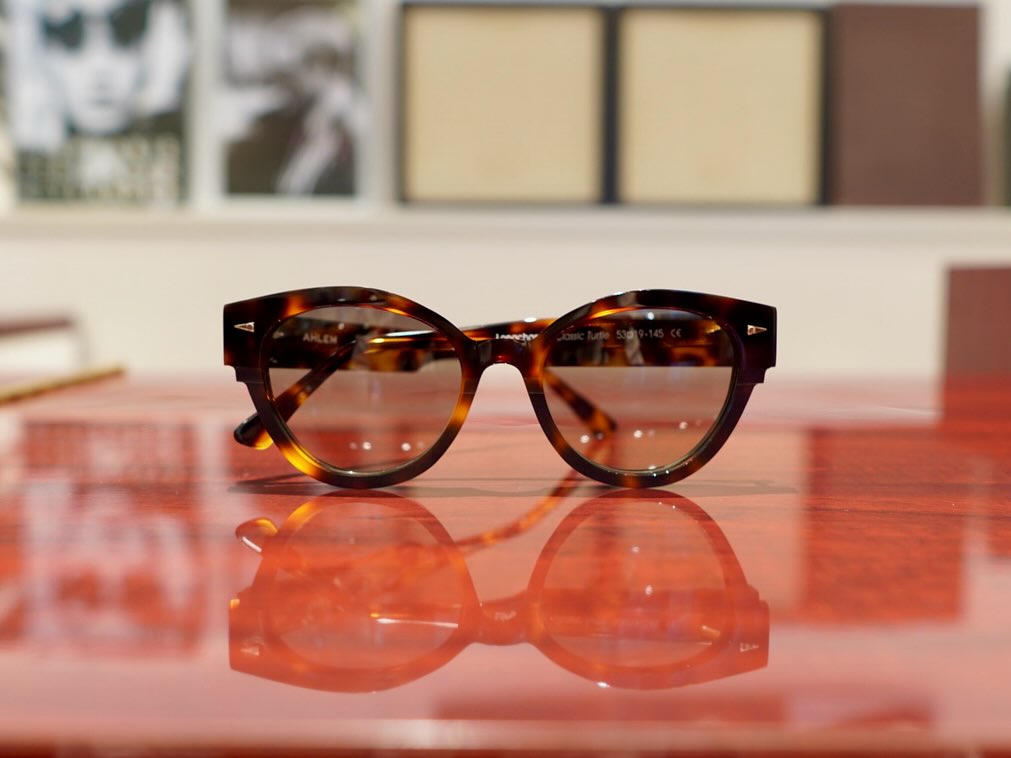 brand:AHLEM
model:Longchamp
col:ClassicTurtle

当店取り扱いの人気ブランド『AHLEM』より25FWの新作が届きました！

「FILM THEORY」と題して、フランス映画の芸術的・知的な力をテーマにしています。

パリの映画の歴史を受け継ぎ、映画監督の視点と規律をコレクション全体に適用した“タイムレス”なコレクション。

大胆なシェイプ × 新しい作り（カット、構造、仕上げ） × さりげない“物語性”により、かける人が映画の主役のように自分を表現できるフレームに仕上がっています。

商品に関するお問い合わせはDM、お電話、メールでも受付しておりますのでお気軽に問い合わせください。

?shop data?
::: ボズュー麻布 :::
最寄り駅 麻布十番駅
5b出口から徒歩約1分
住所 106-0045
東京都港区麻布十番1-10-12須田ビル1F
?03-6230-9983
azabu@beauxyeux.jp

New FW25 arrivals have arrived from the popular brand "AHLEM," which we carry in our store! 

Titled "FILM THEORY," the collection celebrates the artistic and intellectual power of French cinema. 

This timeless collection inherits the history of Parisian cinema and applies the perspective and discipline of film directors to the entire collection. 

Bold shapes, innovative construction (cut, structure, finish), and a subtle "narrative" quality create frames that allow the wearer to express themselves like the protagonist of a film. 

For product inquiries, please feel free to contact us via DM, phone, or email.

?Shop Information?
::: Beauxyeux Azabu :::
Nearest Station: Azabu-Juban Station
Approximately 1-minute walk from Exit 5b
Address: 1F Suda Building, 1-10-12 Azabu-Juban, Minato-ku, Tokyo 106-0045
?03-6230-9983
azabu@beauxyeux.jp


#ホ?ス?ュー麻布



@beauxyeux_jiyugaoka 
@ahlem
@globespecs_1998