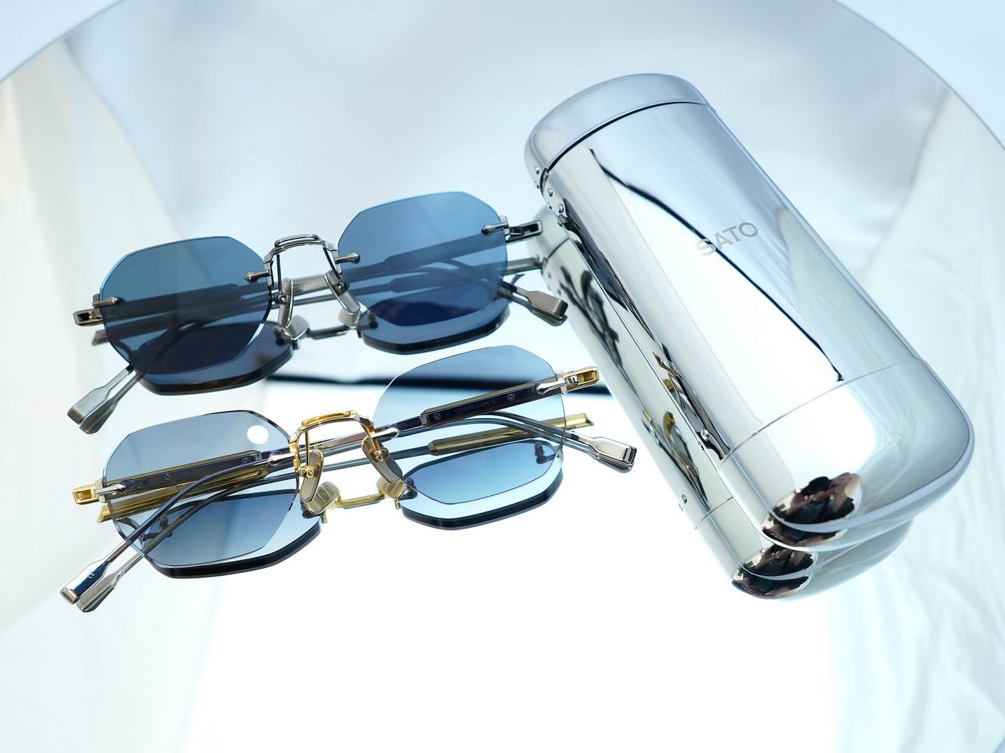 brand: SATO EYEWEAR
model:TEREBELLUM ?
col:S708,S703

9月20日より発売開始した《SATO EYEWEAR》をご紹介します！

フランスブランドのSATO EYEWEAR。
製造は全て日本で行っており、数量限定生産にてこだわり尽くしたアイウェアを展開しております。

強度と軽量さを兼ね備えた高品質な純チタン製をブリッジとテンプルに採用し、4mm厚のオリジナルレンズを持ったリムレス。

メタルのディティールとしてサイド(テンプル)にアール・デコ調のラインをあしらうことで洗練さとラグジュアリーなスタイルをつくりあげます。

シンプルながらに上品さのあるカッコいいアイウェアです。
直接ご覧いただければ必ずSATO EYEWEARの"良さ"を感じて頂けると確信をもっております。

商品に関するお問い合わせはDM、お電話、メールでも受付しておりますのでお気軽に問い合わせください。

?shop data?
最寄り駅 自由か?丘
正面口出口から歩いて約５分て?す。
住所 152-0035
東京都目黒区自由か?丘1-16-13ヒルス?自由か?丘1F
?03-5731-6612
info＠beauxyeux.jp

Introducing SATO EYEWEAR, which went on sale on September 20th!

SATO EYEWEAR is a French brand.

All manufacturing is done in Japan, and they offer meticulous eyewear in limited production runs.

The bridge and temples are made of high-quality pure titanium, which is both strong and lightweight, and the rimless design features original 4mm lenses.

Art Deco-style metal details on the sides (temples) create a sophisticated and luxurious style.

This is a simple yet elegant piece of cool eyewear.

We are confident that you will appreciate the quality of SATO EYEWEAR when you see it in person.

For product inquiries, please feel free to contact us via direct mail, phone, or email.

? shop information?
SHOP beauxyeux Jiyugaoka
ZIPCODE 152-0035
1F Hills Jiyugaoka 1-16-13
Jiyugaoka Meguro-ku Tokyo JAPAN
?+81-35731-6612
info@beauxyeux.jp

#自由か?丘 
#ホ?ス?ュー自由か?丘



@beauxyeux_azabu