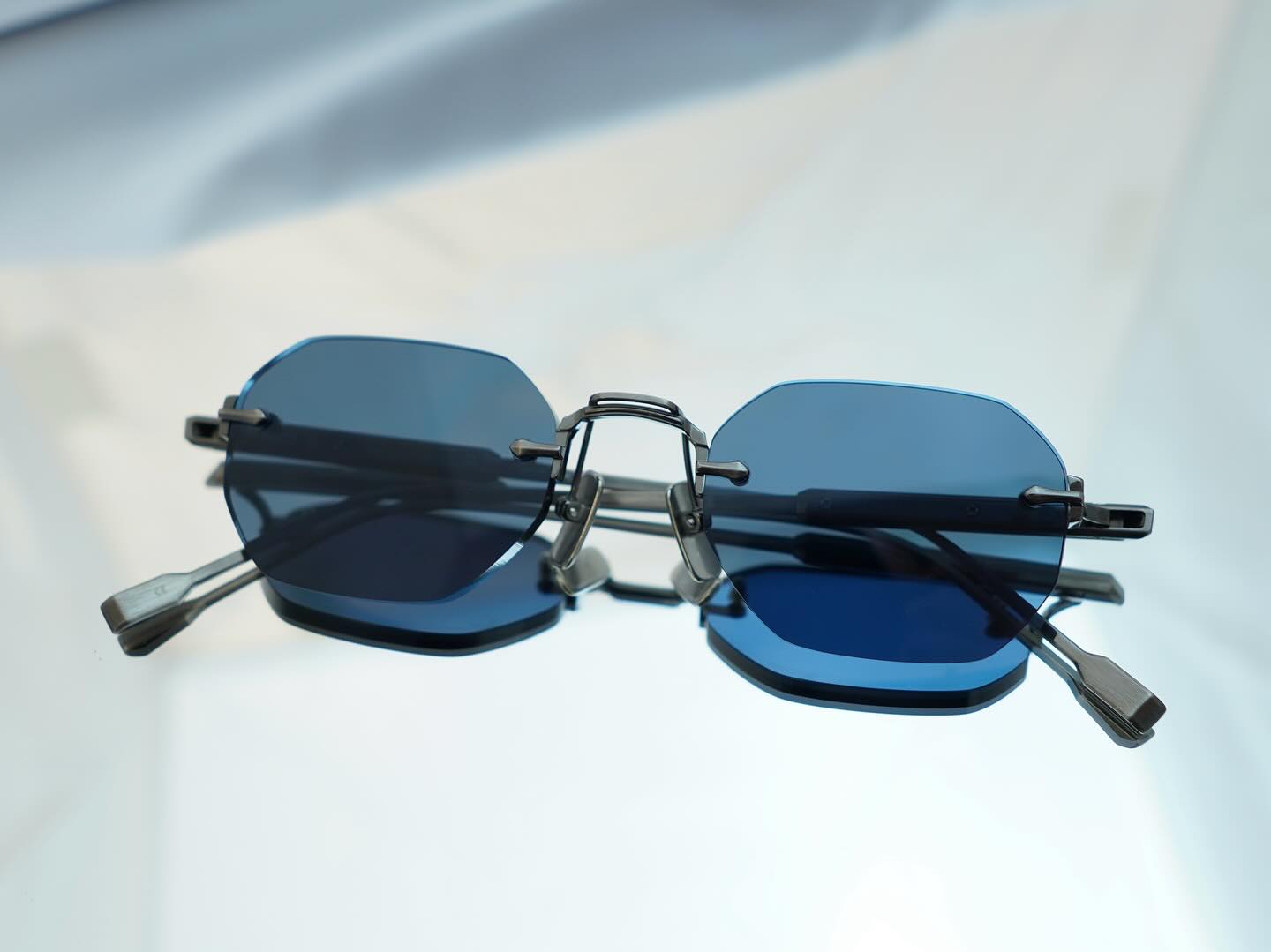 brand: SATO EYEWEAR
model:TEREBELLUM ?
col:S708

9月20日より発売開始した《SATO EYEWEAR》をご紹介します！

フランスブランドのSATO EYEWEAR。
製造は全て日本で行っており、数量限定生産にてこだわり尽くしたアイウェアを展開しております。

強度と軽量さを兼ね備えた高品質な純チタン製をブリッジとテンプルに採用し、4mm厚のオリジナルレンズを持ったリムレス。

メタルのディティールとしてサイド(テンプル)にアール・デコ調のラインをあしらうことで洗練さとラグジュアリーなスタイルをつくりあげます。

シンプルながらに上品さのあるカッコいいアイウェアです。
直接ご覧いただければ必ずSATO EYEWEARの"良さ"を感じて頂けると確信をもっております。

商品に関するお問い合わせはDM、お電話、メールでも受付しておりますのでお気軽に問い合わせください。

?shop data?
最寄り駅 自由か?丘
正面口出口から歩いて約５分て?す。
住所 152-0035
東京都目黒区自由か?丘1-16-13ヒルス?自由か?丘1F
?03-5731-6612
info＠beauxyeux.jp

Introducing SATO EYEWEAR, which went on sale on September 20th!

SATO EYEWEAR is a French brand.

All manufacturing is done in Japan, and they offer meticulous eyewear in limited production runs.

The bridge and temples are made of high-quality pure titanium, which is both strong and lightweight, and the rimless design features original 4mm lenses.

Art Deco-style metal details on the sides (temples) create a sophisticated and luxurious style.

This is a simple yet elegant piece of cool eyewear.

We are confident that you will appreciate the quality of SATO EYEWEAR when you see it in person.

For product inquiries, please feel free to contact us via direct mail, phone, or email.

? shop information?
SHOP beauxyeux Jiyugaoka
ZIPCODE 152-0035
1F Hills Jiyugaoka 1-16-13
Jiyugaoka Meguro-ku Tokyo JAPAN
?+81-35731-6612
info@beauxyeux.jp

#自由か?丘 
#ホ?ス?ュー自由か?丘



@beauxyeux_azabu
@sato.eyewear