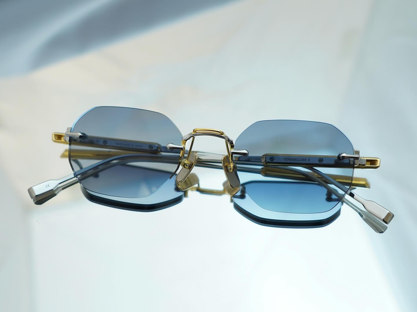 brand: SATO EYEWEAR
model:TEREBELLUM ?
col:S703

9月20日より発売開始した《SATO EYEWEAR》をご紹介します！

フランスブランドのSATO EYEWEAR。
製造は全て日本で行っており、数量限定生産にてこだわり尽くしたアイウェアを展開しております。

強度と軽量さを兼ね備えた高品質な純チタン製をブリッジとテンプルに採用し、4mm厚のオリジナルレンズを持ったリムレス。

メタルのディティールとしてサイド(テンプル)にアール・デコ調のラインをあしらうことで洗練さとラグジュアリーなスタイルをつくりあげます。

シンプルながらに上品さのあるカッコいいアイウェアです。
直接ご覧いただければ必ずSATO EYEWEARの"良さ"を感じて頂けると確信をもっております。

商品に関するお問い合わせはDM、お電話、メールでも受付しておりますのでお気軽に問い合わせください。

?shop data?
最寄り駅 自由か?丘
正面口出口から歩いて約５分て?す。
住所 152-0035
東京都目黒区自由か?丘1-16-13ヒルス?自由か?丘1F
?03-5731-6612
info＠beauxyeux.jp

Introducing SATO EYEWEAR, which went on sale on September 20th!

SATO EYEWEAR is a French brand.

All manufacturing is done in Japan, and they offer meticulous eyewear in limited production runs.

The bridge and temples are made of high-quality pure titanium, which is both strong and lightweight, and the rimless design features original 4mm lenses.

Art Deco-style metal details on the sides (temples) create a sophisticated and luxurious style.

This is a simple yet elegant piece of cool eyewear.

We are confident that you will appreciate the quality of SATO EYEWEAR when you see it in person.

For product inquiries, please feel free to contact us via direct mail, phone, or email.

? shop information?
SHOP beauxyeux Jiyugaoka
ZIPCODE 152-0035
1F Hills Jiyugaoka 1-16-13
Jiyugaoka Meguro-ku Tokyo JAPAN
?+81-35731-6612
info@beauxyeux.jp

#自由か?丘 
#ホ?ス?ュー自由か?丘



@beauxyeux_azabu
@sato.eyewear