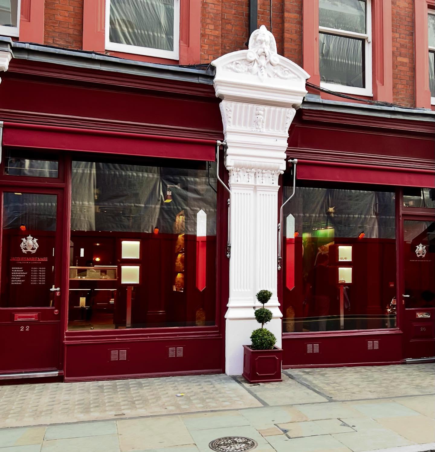 JACQUES MARIE MAGE Chiltern-London Gallery
ロンドンのメリルボーン地区チルターン通りにある
ジャックマリーマージュのギャラリーへ行ってきました！

ギャラリーがオープンした当初から訪れて見たかったギャラリーでしたので感動しました！

JMM創設者のジェロームさんのセンスがこれまでの眼鏡店という概念ではなくクリエイティブされた素晴らしいギャラリーでした！

ロケーションのチルターン通りも落ち着いた空間の中にセンスの良いカフェ、書店、洋服店の立ち並ぶエリアにロンドンのギャラリーが馴染んでいました。

ロンドンギャラリーはインテリアデザイナー、ジャック・ガルシア氏が設計された空間にアイウェア、レザーグッズ、ラストフロンティアのジュエリー、厳選された工芸品や特別なオブジェなど見応えがありました。

また店内のアンディ・ディクソンによる「ヴァニタス・ヴィジョン」と題された大型の複数ピース絵画も見応えがありました。

是非ロンドンに行かれる方は行って見てください！

※入店には予約が必要な場合があります。

JMM Chiltern-London Gallery
20?22 Chiltern St
London UK W1U 7QD
+44 020 4585 4030
SCHEDULE AN APPOINTMENT
Store hours:
Mon?Sat: 11?19; Sun: 12?18 Closed August 24-26th






@beauxyeux_azabu
@jacquesmariemage