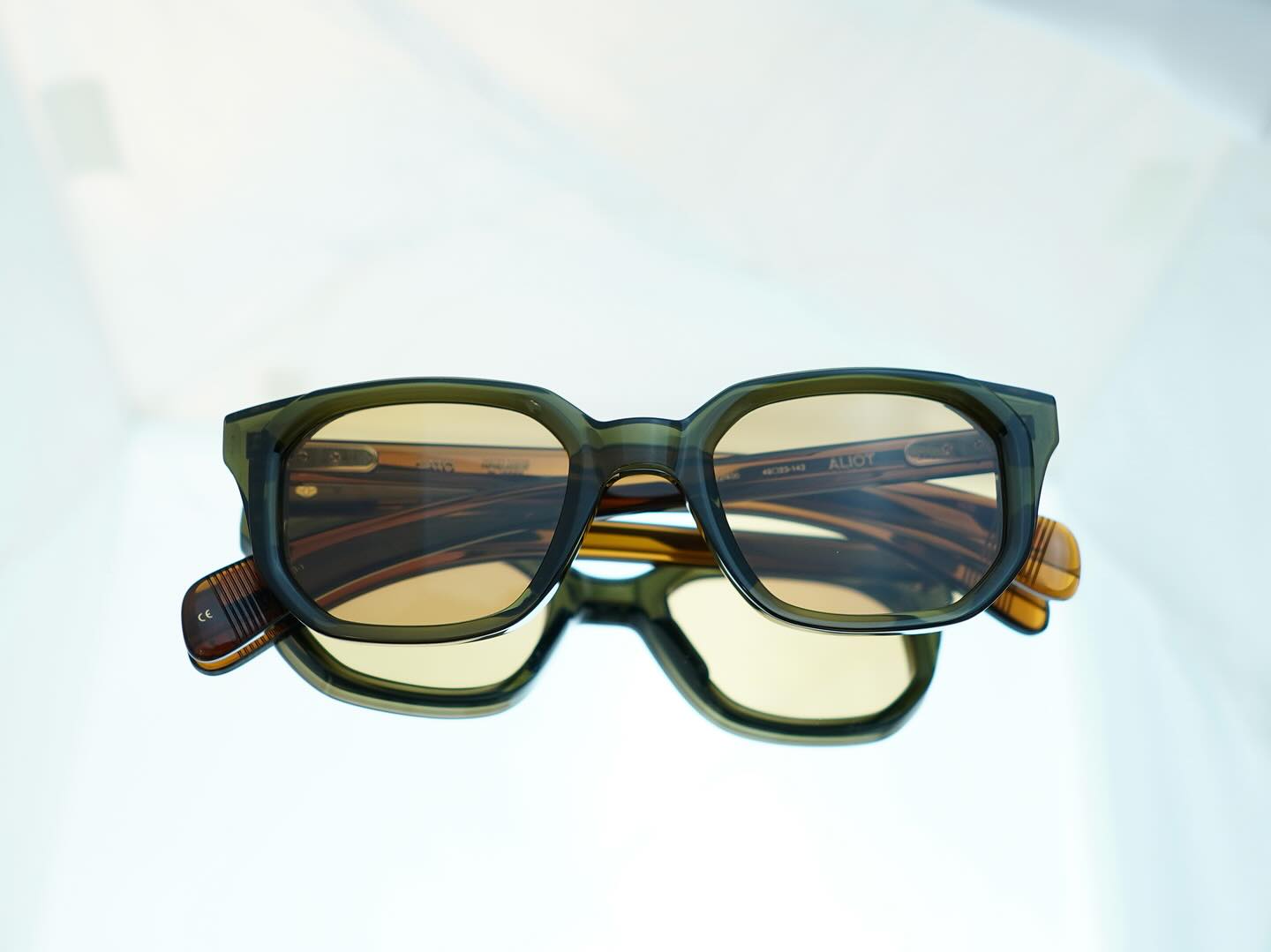 brand: SATO EYEWEAR
model:ALIOT
col:B-1

9月20日より発売開始した《SATO EYEWEAR》をご紹介します！

フランスブランドのSATO EYEWEAR。
製造は全て日本で行っており、数量限定生産にてこだわり尽くしたアイウェアを展開しております。

全体像はクラシックなウエリントンシェイプを思わせつつ天地幅にゆとりを持たせた七角形のレンズシェイプのアイウェア。

フロントデザインのヨロイ部分にわずか1mmの段落ちカッティングや正面のレンズ周辺部にはテレビジョンカットなど、エレガンスかつラグジュアリーな仕様が目を惹きます。

シンプルながらに上品さのあるカッコいいアイウェアです。
直接ご覧いただければ必ずSATO EYEWEARの"良さ"を感じて頂けると確信をもっております。

商品に関するお問い合わせはDM、お電話、メールでも受付しておりますのでお気軽に問い合わせください。

?shop data?
最寄り駅 自由か?丘
正面口出口から歩いて約５分て?す。
住所 152-0035
東京都目黒区自由か?丘1-16-13ヒルス?自由か?丘1F
?03-5731-6612
info＠beauxyeux.jp

Introducing SATO EYEWEAR, which went on sale on September 20th!

SATO EYEWEAR is a French brand.
All manufacturing is done in Japan, and they offer meticulous eyewear in limited production runs.

The overall look is reminiscent of the classic Wellington shape, with a heptagonal lens shape that is ample in height and width.

Elegant and luxurious features such as a 1mm step cut on the end piece of the front design and a television cut around the front lens periphery are eye-catching.

These are simple yet elegant and stylish eyewear.
We are confident that you will appreciate the quality of SATO EYEWEAR when you see them in person.

For product inquiries, please feel free to contact us via direct mail, phone, or email.

? shop information?
SHOP beauxyeux Jiyugaoka
ZIPCODE 152-0035
1F Hills Jiyugaoka 1-16-13
Jiyugaoka Meguro-ku Tokyo JAPAN
?+81-35731-6612
info@beauxyeux.jp

#自由か?丘 
#ホ?ス?ュー自由か?丘



@beauxyeux_azabu
@sato.eyewear