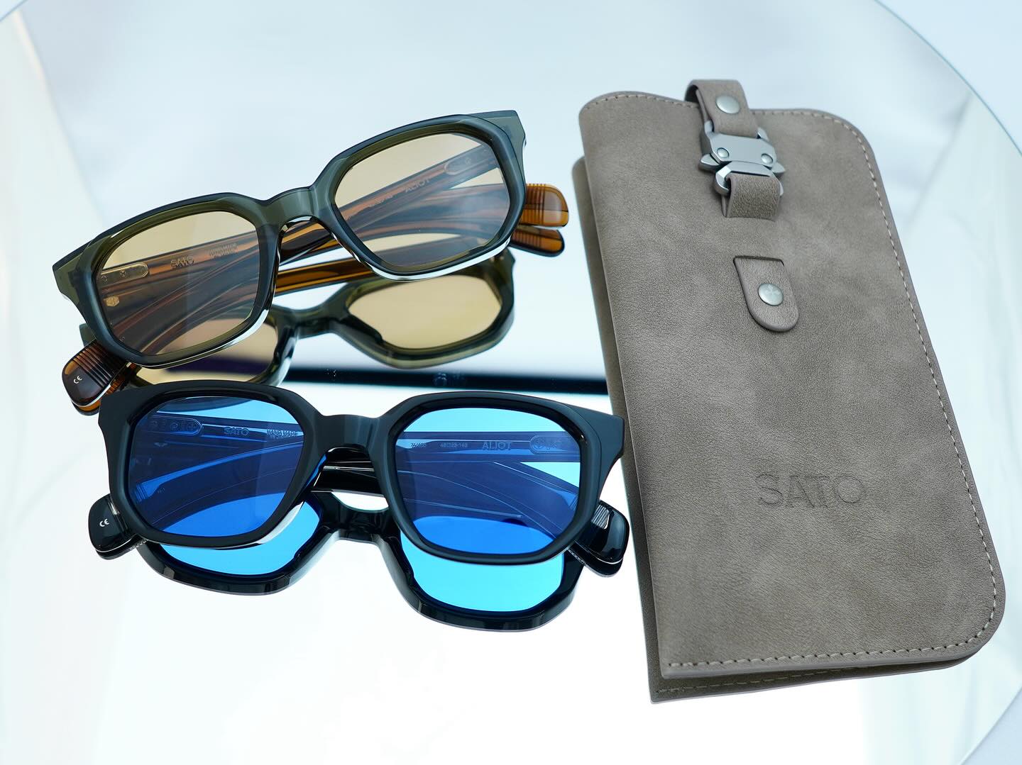 brand: SATO EYEWEAR
model:ALIOT
col:N-1,B-1

9月20日より発売開始した《SATO EYEWEAR》をご紹介します！

フランスブランドのSATO EYEWEAR。
製造は全て日本で行っており、数量限定生産にてこだわり尽くしたアイウェアを展開しております。

全体像はクラシックなウエリントンシェイプを思わせつつ天地幅にゆとりを持たせた七角形のレンズシェイプのアイウェア。

フロントデザインのヨロイ部分にわずか1mmの段落ちカッティングや正面のレンズ周辺部にはテレビジョンカットなど、エレガンスかつラグジュアリーな仕様が目を惹きます。

シンプルながらに上品さのあるカッコいいアイウェアです。
直接ご覧いただければ必ずSATO EYEWEARの"良さ"を感じて頂けると確信をもっております。

商品に関するお問い合わせはDM、お電話、メールでも受付しておりますのでお気軽に問い合わせください。

?shop data?
最寄り駅 自由か?丘
正面口出口から歩いて約５分て?す。
住所 152-0035
東京都目黒区自由か?丘1-16-13ヒルス?自由か?丘1F
?03-5731-6612
info＠beauxyeux.jp

Introducing SATO EYEWEAR, which went on sale on September 20th!

SATO EYEWEAR is a French brand.
All manufacturing is done in Japan, and they offer meticulous eyewear in limited production runs.

The overall look is reminiscent of the classic Wellington shape, with a heptagonal lens shape that is ample in height and width.

Elegant and luxurious features such as a 1mm step cut on the end piece of the front design and a television cut around the front lens periphery are eye-catching.

These are simple yet elegant and stylish eyewear.
We are confident that you will appreciate the quality of SATO EYEWEAR when you see them in person.

For product inquiries, please feel free to contact us via direct mail, phone, or email.

? shop information?
SHOP beauxyeux Jiyugaoka
ZIPCODE 152-0035
1F Hills Jiyugaoka 1-16-13
Jiyugaoka Meguro-ku Tokyo JAPAN
?+81-35731-6612
info@beauxyeux.jp

#自由か?丘 
#ホ?ス?ュー自由か?丘



@beauxyeux_azabu
@sato.eyewear