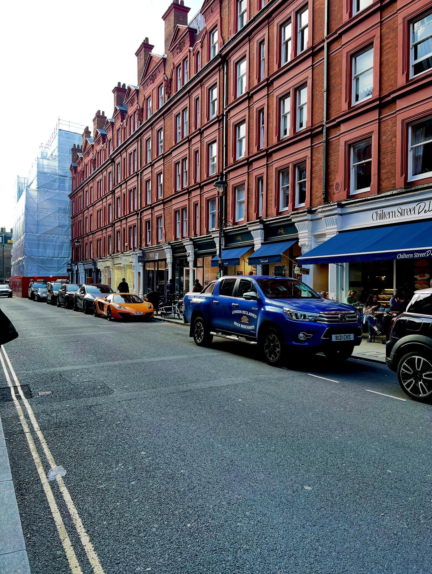 JACQUES MARIE MAGE Chiltern-London Gallery
ロンドンのメリルボーン地区チルターン通りにある
ジャックマリーマージュのギャラリーの投稿2回目になります。

ギャラリー内ではギャラリーディレクターのADRIANさんやスタッフの方とも話もさせていただきました。

ロンドンのギャラリーの家具がとてもデザインがとてもセンスが良く調べてみると、パリを拠点とする家具デザイン会社Hervet Manufacturierによる特注品の数々の作品で店内の雰囲気が作り上げられていました。

また店内にあった消化器がシルバーでカッコ良かったです。ロンドンらしいデザインでした。

ロケーションのチルターン通りは、落ち着いた空間の中にセンスの良いカフェ、書店、洋服店、など楽しめるエリアですのでロンドンに行かれる方は行って見てください！

※JMMギャラリーの入店には予約が必要な場合があります。

JMM Chiltern-London Gallery
20?22 Chiltern St
London UK W1U 7QD
+44 020 4585 4030
SCHEDULE AN APPOINTMENT
Store hours:
Mon?Sat: 11?19; Sun: 12?18 Closed August 24-26th






@beauxyeux_azabu
@jacquesmariemage