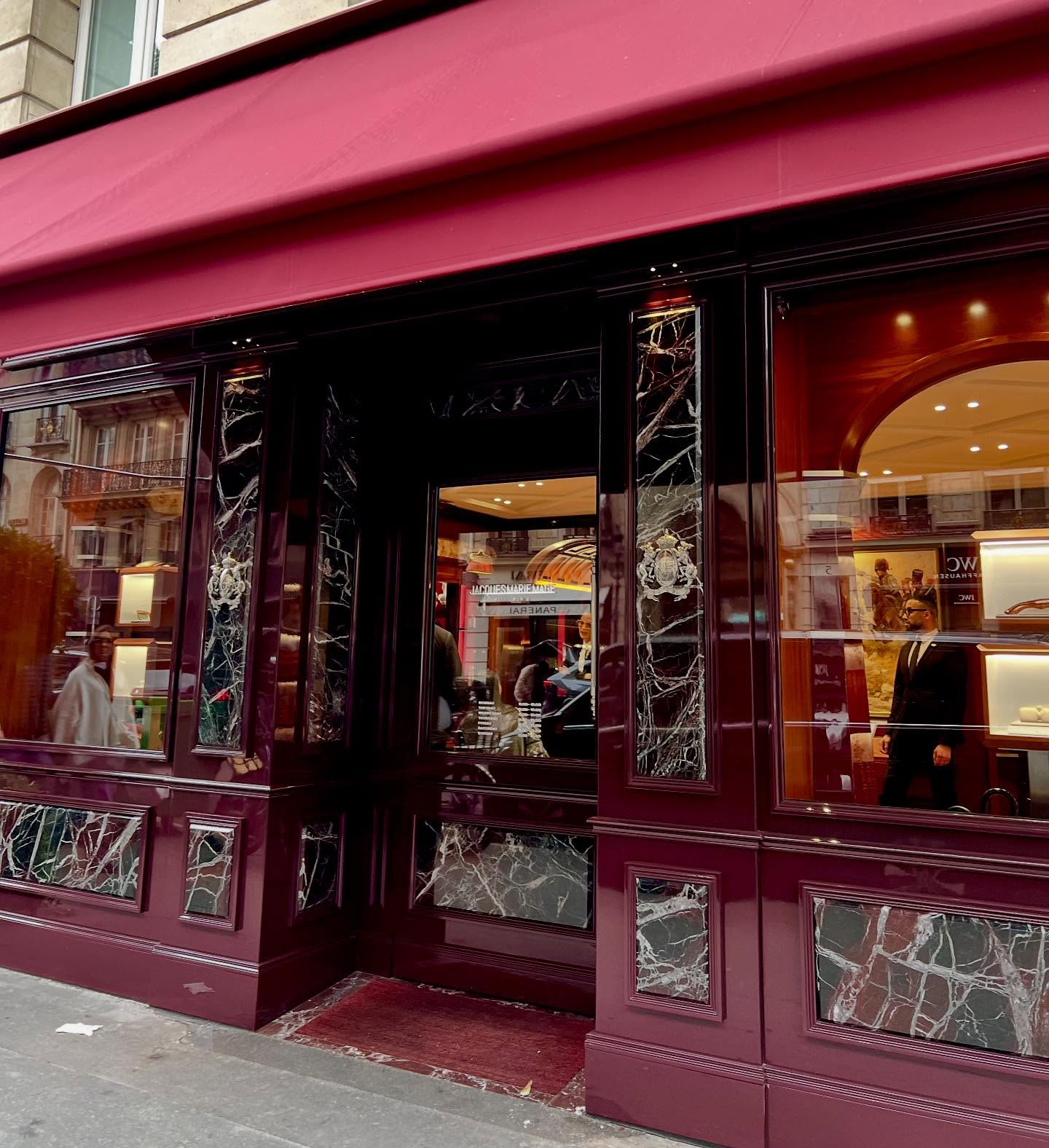 ジャック・マリー・マージュのパリのギャラリーへ行ってきました！
パリ2 区のヴァンドーム広場のすぐそばに位置するフランス初のギャラリーはフランス人インテリアデザイナー、ジャック・ガルシア氏により手がけらたギャラリーはこれまでの眼鏡店の発想とは全く異なる店舗でした。

正面の部屋の中央には、アルフォンス・ラローズ（1872-1936）による大型の歴史的油絵が飾られていたり
大理石に19世紀のヴィンテージ家具なのフランスの歴史と現在のデザインが感じられます。

是非パリに行かれる方は訪れてみてください。

※ギャラリーの入店には予約が必要な場合がありますので問い合わせてみてください。
JMMの本国のサイトのギャラリーのページより予約ができます。

JACQUES MARIE  MAGE
Paix-Paris Gallery

Rue de la Paix
Paris, FR

Mon-Sat: 11-7
Sun: 12-6





@beauxyeux_azabu
@jacquesmariemage