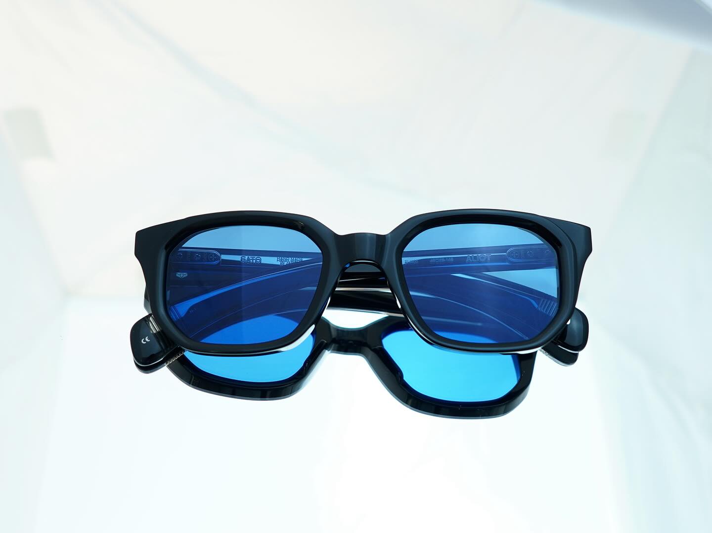 brand: SATO EYEWEAR
model:ALIOT
col:N-1

9月20日より発売開始した《SATO EYEWEAR》をご紹介します！

フランスブランドのSATO EYEWEAR。
製造は全て日本で行っており、数量限定生産にてこだわり尽くしたアイウェアを展開しております。

全体像はクラシックなウエリントンシェイプを思わせつつ天地幅にゆとりを持たせた七角形のレンズシェイプのアイウェア。

フロントデザインのヨロイ部分にわずか1mmの段落ちカッティングや正面のレンズ周辺部にはテレビジョンカットなど、エレガンスかつラグジュアリーな仕様が目を惹きます。

シンプルながらに上品さのあるカッコいいアイウェアです。
直接ご覧いただければ必ずSATO EYEWEARの"良さ"を感じて頂けると確信をもっております。

商品に関するお問い合わせはDM、お電話、メールでも受付しておりますのでお気軽に問い合わせください。

?shop data?
最寄り駅 自由か?丘
正面口出口から歩いて約５分て?す。
住所 152-0035
東京都目黒区自由か?丘1-16-13ヒルス?自由か?丘1F
?03-5731-6612
info＠beauxyeux.jp

Introducing SATO EYEWEAR, which went on sale on September 20th!

SATO EYEWEAR is a French brand.
All manufacturing is done in Japan, and they offer meticulous eyewear in limited production runs.

The overall look is reminiscent of the classic Wellington shape, with a heptagonal lens shape that is ample in height and width.

Elegant and luxurious features such as a 1mm step cut on the end piece of the front design and a television cut around the front lens periphery are eye-catching.

These are simple yet elegant and stylish eyewear.
We are confident that you will appreciate the quality of SATO EYEWEAR when you see them in person.

For product inquiries, please feel free to contact us via direct mail, phone, or email.

? shop information?
SHOP beauxyeux Jiyugaoka
ZIPCODE 152-0035
1F Hills Jiyugaoka 1-16-13
Jiyugaoka Meguro-ku Tokyo JAPAN
?+81-35731-6612
info@beauxyeux.jp

#自由か?丘 
#ホ?ス?ュー自由か?丘



@beauxyeux_azabu
@sato.eyewear