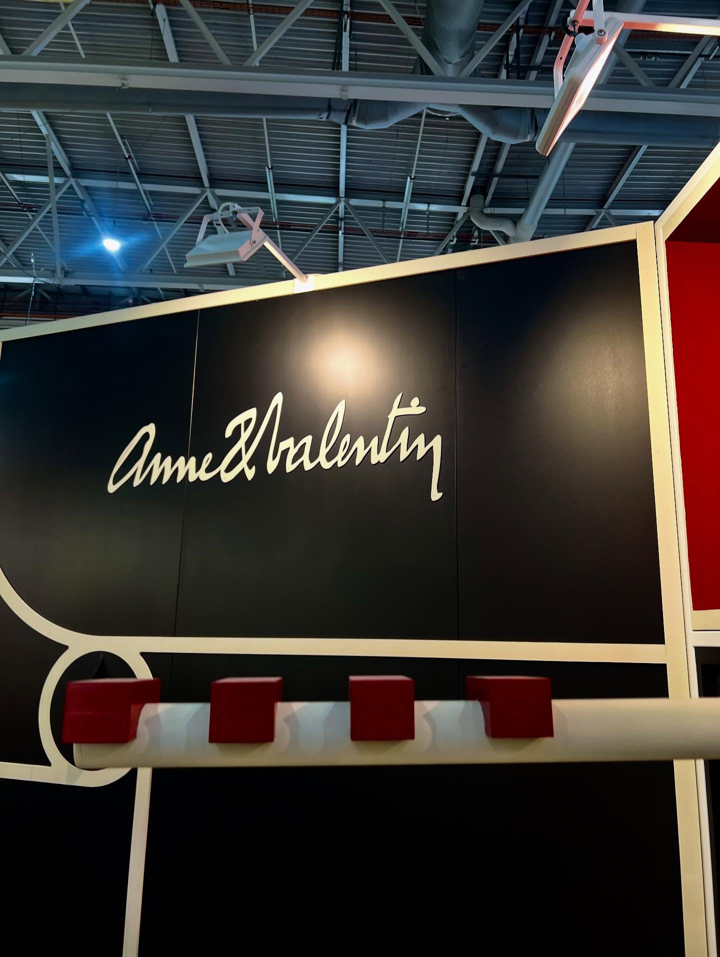 フランスパリにて開催れていますsilmo展アンバレンタインのブースへ寄ってきまさした。
新コンセプトや新色、限定モデルなど発表されていました。
アンバレンタイらしいコンセプトに合わせたサイズ感やカラーがフレンチらしくとても良かったです。

今回は限定モデルが発表されておりました。
ブースの奥に展示されており、チタン製の変わった特徴的なデザインになり注目をされていました。
初期のアンバレンタインのデザインには変わったデザインがコレクションにはあったと説明を受けました。
イラストが入ったパッケージも特別仕様になっていました。
チタン製ということもありとても軽かったです！

?shop information?
店名　ボズュー自由ヶ丘
最寄り駅 自由か?丘
正面口出口から歩いて約５分て?す。
住所 152-0035
東京都目黒区自由か?丘1-16-13ヒルス?自由か?丘1F
?03-5731-6612
info@beauxyeux.jp

? shop information?
SHOP beauxyeux Jiyugaoka
ZIPCODE 152-0035
1F Hills Jiyugaoka 1-16-13
Jiyugaoka Meguro-ku Tokyo JAPAN
?+81-35731-6612
info@beauxyeux.jp




@silmoparis
@anneetvalentin
@beauxyeux_jiyugaoka
@beauxyeux_azabu