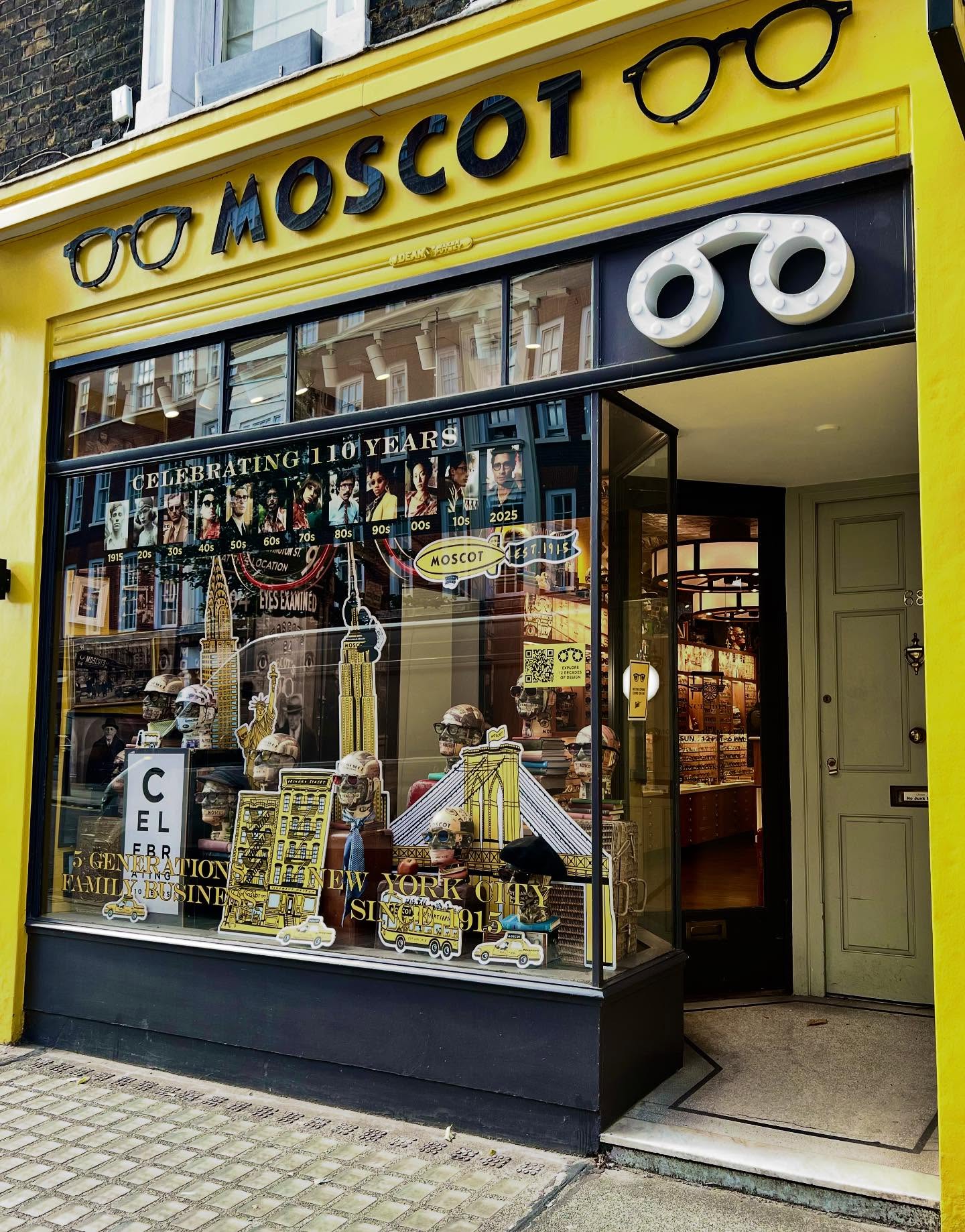 ロンドン投稿の3回目になります。
ロンドン滞在中に歩いているとMOSCOTモスコットのショップOLIVERPEOPLESオリバーピープルズのショップがあり、2ブランドともアメリカのブランドですがロンドンでも知名度が高い印象でした。

ロンドン市内でJMMを多数販売しているショップにも寄らせていただきまささた！
こちらのショップはセレクトショップになり、ディスプレイや什器のデザインなどセンスが良かったです。

またJMMギャラリーディレクターのADRIANさんからお聞きしたというレストランで食事をしました。
とても美味しかったです。

今回のロンドン滞在はJMMの日本のエージェントの方に大変にお世話になり感謝をしております。





@beauxyeux_azabu