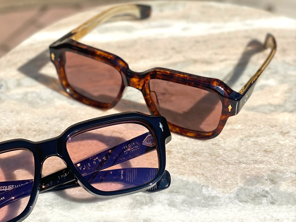 -【最新モデル入荷】
brand: JacquesMarieMage
mod: VIVIENNE
col: Willow
col: Argyle
JacquesMarieMageから最新モデルが入荷してまいりました。
スクエアウェリントンの新作フレームVIVIENNE。
流行に敏感な1960年代のデザインをイメージして作られたアイウェア。
テンプルのデザインも大胆ながら繊細で、フレームとして着用したときの横顔は完成された美しさを纏います。
少し大ぶりなデザインですが、このバランス感はJMMでは久しぶりかもしれません。
是非お早めにお試しください。
ボズュー麻布のJMMラインナップは都内最大級。
店頭にその他モテ?ルも続々と入荷しておりますのて?、是非お手に取ってお試しくた?さい。
今後も注目モテ?ルなと?をこ?紹介して参りますのて?お楽しみに。
.
.
?shop data?
::: ボズュー麻布 :::
最寄り駅 麻布十番駅
5b出口から徒歩約1分
住所 106-0045
東京都港区麻布十番1-10-12須田ビル1F
?03-6230-9983
azabu@beauxyeux.jp
.
#シ?ャックマリーマーシ?ュ
#ホ?ス?ュー麻布
@beauxyeux_jiyugaoka