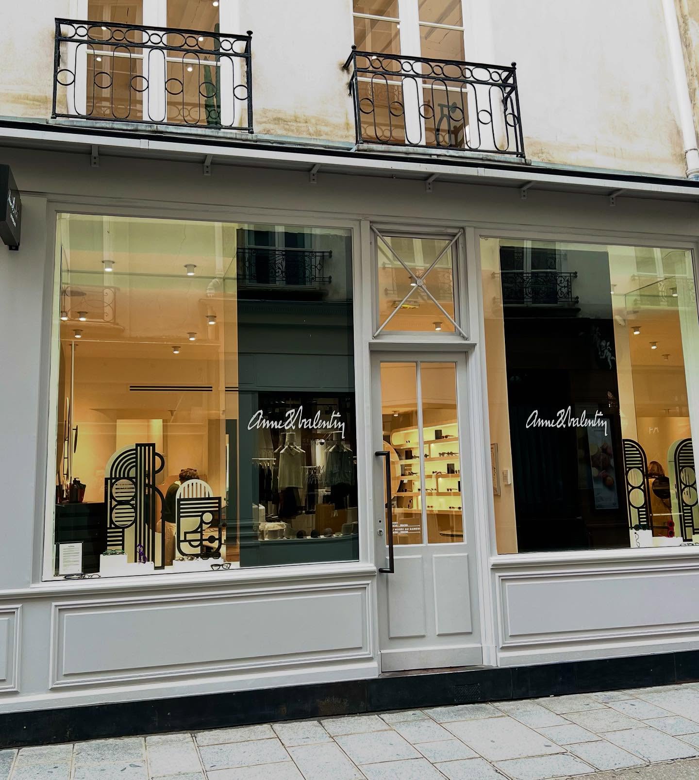 フランスパリの市内の様子をお伝えいたします。

今回はパリのマレ地区にあるアンバレンタインのお店に寄らせていただきました。

お洒落なショップの多いマレ地区のとても良い場所にあり
ました。日本の眼鏡店とは異なりフレーム、サングラスはほぼ店頭にはなくお話しをしながら眼鏡を選ぶスタイルになっていました。
ショップには２階もあり、アンバレンタインがお好きな方には是非オススメのお店です。

またマレ地区にはモスコットのショップもありました。
モスコットの店舗はロンドンにもありましたね。
マレ地区には他にも数件眼鏡店も見てきました。
とても多くの学びがありました。

またパリの他の画像も投稿させていただきます。

?shop information?
店名　ボズュー自由ヶ丘
最寄り駅 自由が丘
正面口出口から歩いて約５分です。
住所 152-0035
東京都目黒区自由が丘1-16-13ヒルズ自由が丘1F
?03-5731-6612
info@beauxyeux.jp

? shop information?
SHOP beauxyeux Jiyugaoka
ZIPCODE 152-0035
1F Hills Jiyugaoka 1-16-13
Jiyugaoka Meguro-ku Tokyo JAPAN
?+81-35731-6612
info@beauxyeux.jp



@beauxyeux_jiyugaoka
@beauxyeux_azabu