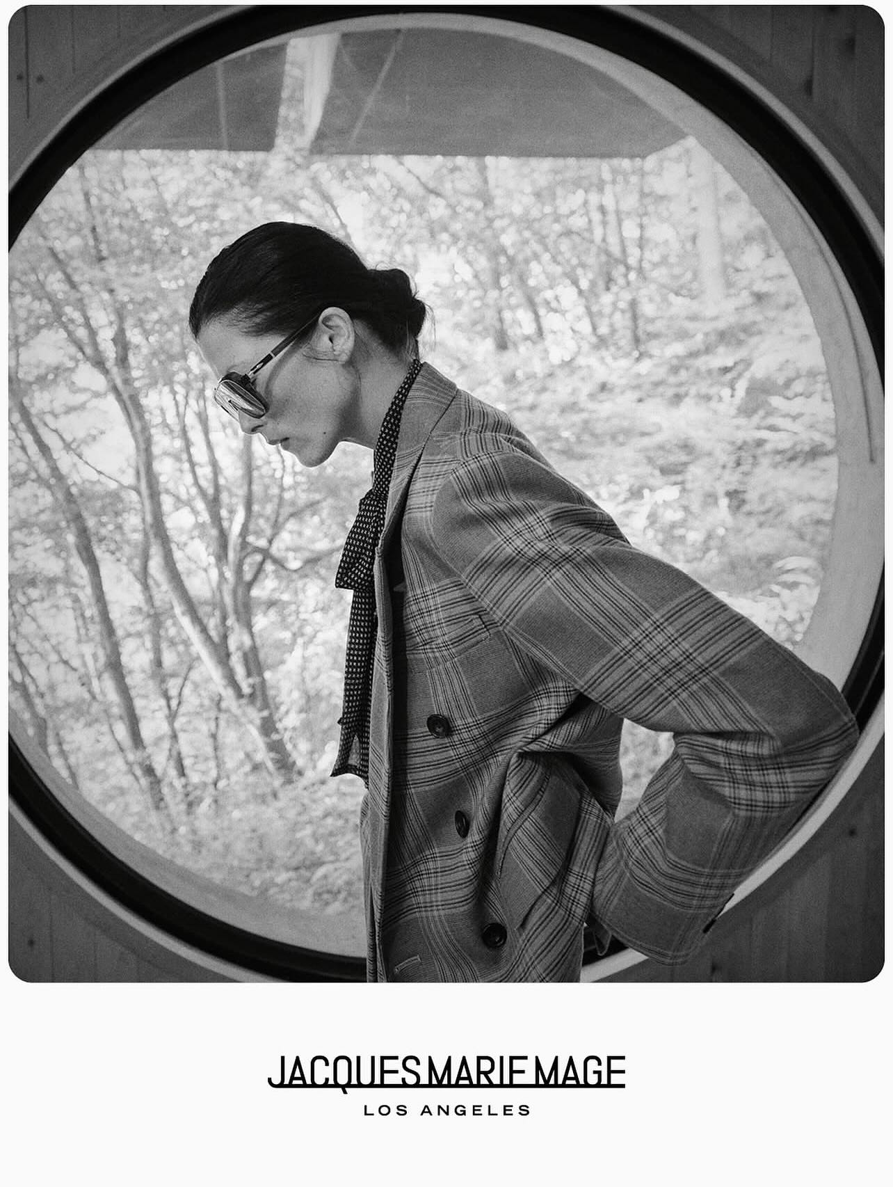 brand: JACQUES MARIE MAGE
mod: 黒川-KUROKAWA-
col:Black

JACQUESMARIE MAGEの中でも人気の高い巨匠コレクションの新作が入荷してまいりました。

今回は黒川紀章氏が掛けていたアビエーターのサングラスにインスパイアされたモデル。

特徴的な一枚のシールドレンズや、テンプルに施されたエポキシ樹脂とアローヘッドが魅力的です。

?黒川　紀章

黒川紀章は日本を代表する建築家の一人である。 1960年代に若き天才建築家として登場し高度経済成長の日本を象徴するヒーローとなった。 黒川は21世紀を命の時代と位置づけ、西欧的な二元論から脱し東洋的な調和や共生を建築の世界に生かそうと考えた。

商品に関するお問い合わせはDM、お電話、メールでも受付しておりますのでお気軽に問い合わせください。
※当店はご予約は必要なくどなた様もご来店頂けます。

?shop data?
最寄り駅 自由か?丘
正面口出口から歩いて約５分て?す。
住所 152-0035
東京都目黒区自由か?丘1-16-13ヒルス?自由か?丘1F
?03-5731-6612
info＠beauxyeux.jp

New pieces from JACQUESMARIE MAGE's highly popular Master Collection have arrived.

This model is inspired by the aviator sunglasses worn by Kisho Kurokawa.

The distinctive single shield lens and the epoxy resin and arrowhead design on the temples are captivating.

?Kisho Kurokawa

Kisho Kurokawa is one of Japan's leading architects. He emerged as a young, talented architect in the 1960s and became a hero symbolizing Japan's period of rapid economic growth. Kurokawa saw the 21st century as an era of life, seeking to break away from Western dualism and apply Eastern concepts of harmony and symbiosis to the world of architecture.

Please feel free to contact us via direct mail, phone, or email for product inquiries.
*Appointments are not required and anyone is welcome to visit our store.

? shop information?
SHOP beauxyeux Jiyugaoka
ZIPCODE 152-0035
1F Hills Jiyugaoka 1-16-13
Jiyugaoka Meguro-ku Tokyo JAPAN
?+81-35731-6612
info@beauxyeux.jp



#自由か?丘 
#ホ?ス?ュー自由か?丘



@beauxyeux_azabu
@jacquesmariemage