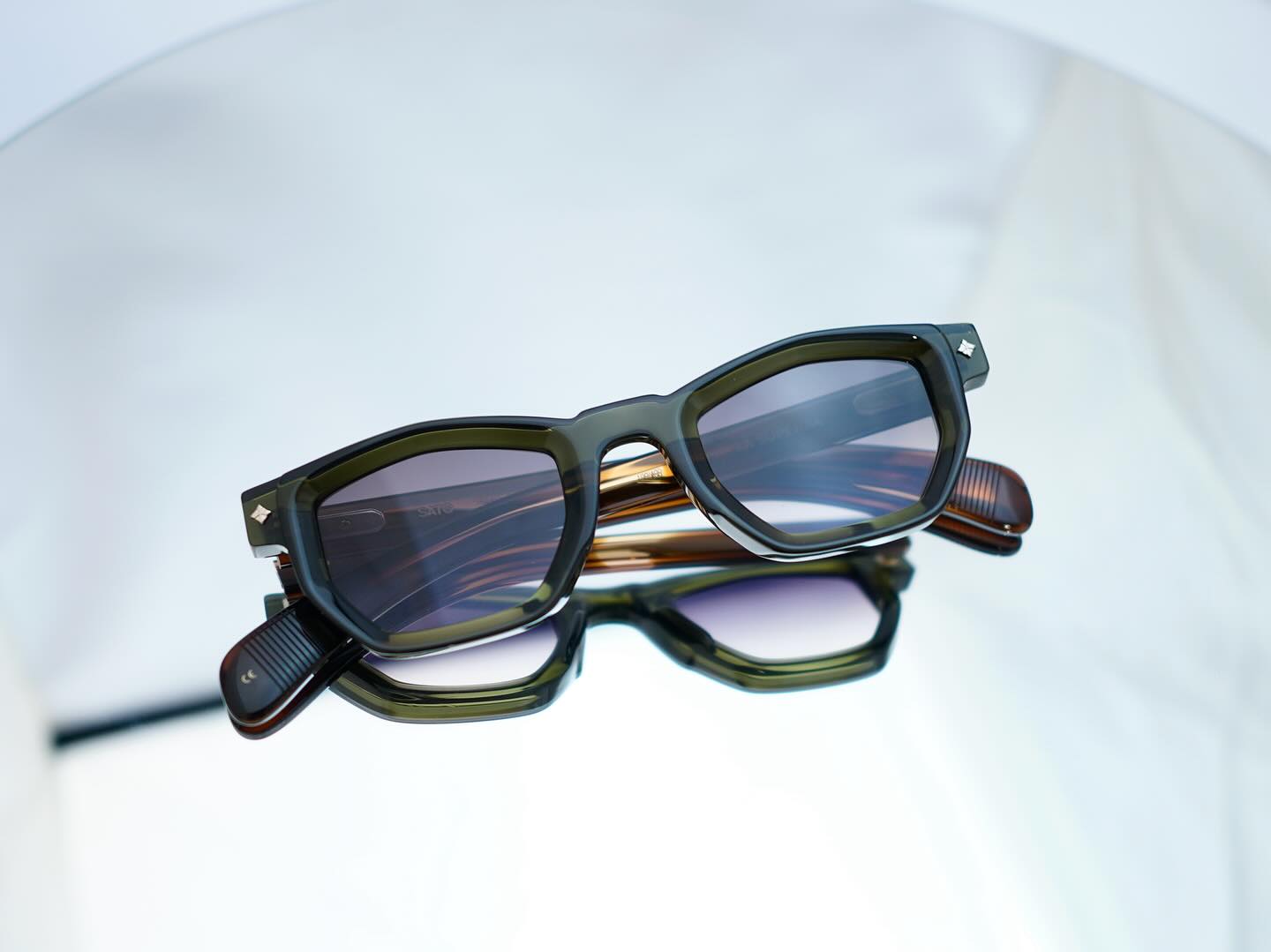 brand: SATO EYEWEAR
model:LA SUPERBA
col:VI-1

取り扱いを開始してからご好評頂いております《SATO EYEWEAR》をご紹介します！

フランスブランドのSATO EYEWEAR。
製造は全て日本で行っており、数量限定生産にてこだわり尽くしたアイウェアを展開しております。

1990年代にトレンドの最前線でもあった細長いデザインが特徴のイーストウエスト型のサングラスからインスパイアした小さな七角形ウエリントンシェイプ。

フロントデザインのヨロイ部分にわずか1mmの段落ちカッティングや正面のレンズ周辺部にはテレビジョンカットなど、エレガンスかつラグジュアリーな仕様が目を惹きます。

シンプルながらに上品さのあるカッコいいアイウェアです。
直接ご覧いただければ必ずSATO EYEWEARの"良さ"を感じて頂けると確信をもっております。

商品に関するお問い合わせはDM、お電話、メールでも受付しておりますのでお気軽に問い合わせください。

?shop data?
最寄り駅 自由か?丘
正面口出口から歩いて約５分て?す。
住所 152-0035
東京都目黒区自由か?丘1-16-13ヒルス?自由か?丘1F
?03-5731-6612
info＠beauxyeux.jp

Introducing SATO EYEWEAR, a brand that has been well-received since we began carrying it!

SATO EYEWEAR is a French brand.
All manufacturing is done in Japan, and they offer meticulous eyewear in limited production runs.

The small, heptagonal Wellington shape is inspired by the east-west style sunglasses, known for their slender design, which were at the forefront of fashion in the 1990s.

Elegant and luxurious details, such as a 1mm step-down cut on the endpiece of the front design and a television cut around the front lens, are sure to catch your eye.

These are simple yet elegant and stylish eyewear.
We are confident that you will appreciate the quality of SATO EYEWEAR when you see them in person.

For product inquiries, please feel free to contact us via direct mail, phone, or email.

? shop information?
SHOP beauxyeux Jiyugaoka
ZIPCODE 152-0035
1F Hills Jiyugaoka 1-16-13
Jiyugaoka Meguro-ku Tokyo JAPAN
?+81-35731-6612
info@beauxyeux.jp

#自由か?丘 
#ホ?ス?ュー自由か?丘



@beauxyeux_azabu
@sato.eyewear