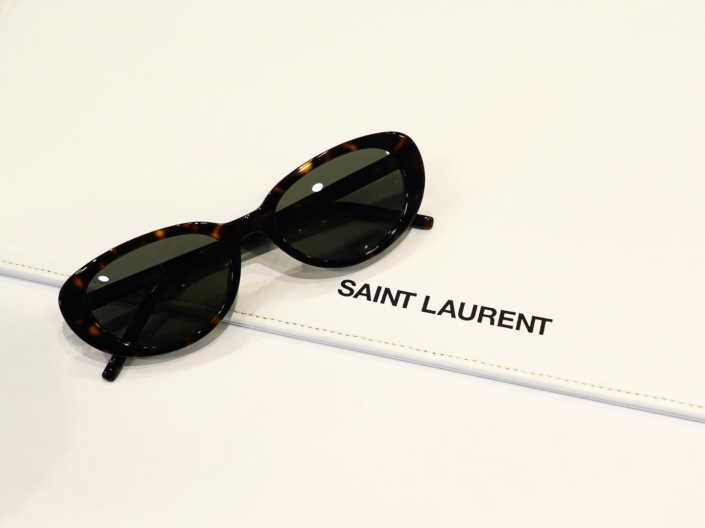 brand:  SAINT LAURENT
model: SL M 154/K
col:002

サンローランよりオーバルシェイプのサングラスが届きました！

とてもバランスの良いサイズ感。
テンプル部分の小ぶりなYSLのロゴが高級感とファッショナブルさを演出しております。

まだまだ日差しが強いのでこの機会に是非！

商品に関するお問い合わせはDM、お電話、メールでも受付しておりますのでお気軽に問い合わせください。

?shop data?
最寄り駅 自由か?丘
正面口出口から歩いて約５分て?す。
住所 152-0035
東京都目黒区自由か?丘1-16-13ヒルス?自由か?丘1F
?03-5731-6612
info＠beauxyeux.jp

Oval-shaped sunglasses have arrived from Saint Laurent! 

They have a perfectly balanced size. 

The small YSL logo on the temples gives them a luxurious and fashionable look. 

The sun is still strong, so don't miss this opportunity! 

If you have any questions about our products, please feel free to contact us via DM, phone, or email.

? shop information?
SHOP beauxyeux Jiyugaoka
ZIPCODE 152-0035
1F Hills Jiyugaoka 1-16-13
Jiyugaoka Meguro-ku Tokyo JAPAN
?+81-35731-6612
info@beauxyeux.jp

#自由か?丘 
#ホ?ス?ュー自由か?丘



@beauxyeux_azabu