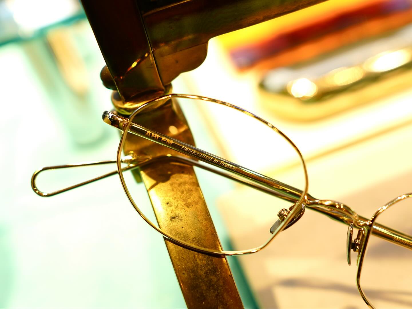 brand: AHLEM
model : Montsouris
col:Grey Gold

AHLEMの25FWの新作のご紹介です。

オーバルのメタルフレーム。
ですが、所々に直線と角を用いて多角形のように見えるアーレムらしいシェイプ。
サイズ感も良いです。

今の気分にはピッタリなアイウェア。

?商品に関するお問い合わせはDM、お電話、メールでも受付しておりますのでお気軽に問い合わせください。

?shop data?
最寄り駅 自由か?丘
正面口出口から歩いて約５分て?す。
住所 152-0035
東京都目黒区自由か?丘1-16-13ヒルス?自由か?丘1F
?03-5731-6612
info＠beauxyeux.jp

Introducing AHLEM's new FW25 collection.

Oval metal frames.
However, the use of straight lines and corners here and there gives it a polygonal appearance, a characteristic AHLEM shape.
The size is also great.

These are the perfect eyewear for the current mood.

?For product inquiries, please feel free to contact us via DM, phone, or email.

? shop information?
SHOP beauxyeux Jiyugaoka
ZIPCODE 152-0035
1F Hills Jiyugaoka 1-16-13
Jiyugaoka Meguro-ku Tokyo JAPAN
?+81-35731-6612
info@beauxyeux.jp


#自由か?丘 
#ホ?ス?ュー自由か?丘



@beauxyeux_azabu
@beauxyeux_jiyugaoka 
@ahlem
@globespecs_1998