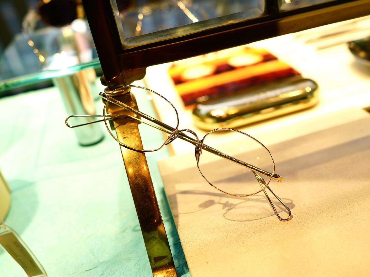 brand: AHLEM
model : Montsouris
col:Grey Gold

AHLEMの25FWの新作のご紹介です。

オーバルのメタルフレーム。
ですが、所々に直線と角を用いて多角形のように見えるアーレムらしいシェイプ。
サイズ感も良いです。

今の気分にはピッタリなアイウェア。

?商品に関するお問い合わせはDM、お電話、メールでも受付しておりますのでお気軽に問い合わせください。

?shop data?
最寄り駅 自由か?丘
正面口出口から歩いて約５分て?す。
住所 152-0035
東京都目黒区自由か?丘1-16-13ヒルス?自由か?丘1F
?03-5731-6612
info＠beauxyeux.jp

Introducing AHLEM's new FW25 collection.

Oval metal frames.
However, the use of straight lines and corners here and there gives it a polygonal appearance, a characteristic AHLEM shape.
The size is also great.

These are the perfect eyewear for the current mood.

?For product inquiries, please feel free to contact us via DM, phone, or email.

? shop information?
SHOP beauxyeux Jiyugaoka
ZIPCODE 152-0035
1F Hills Jiyugaoka 1-16-13
Jiyugaoka Meguro-ku Tokyo JAPAN
?+81-35731-6612
info@beauxyeux.jp


#自由か?丘 
#ホ?ス?ュー自由か?丘



@beauxyeux_azabu
@ahlem
@globespecs_1998