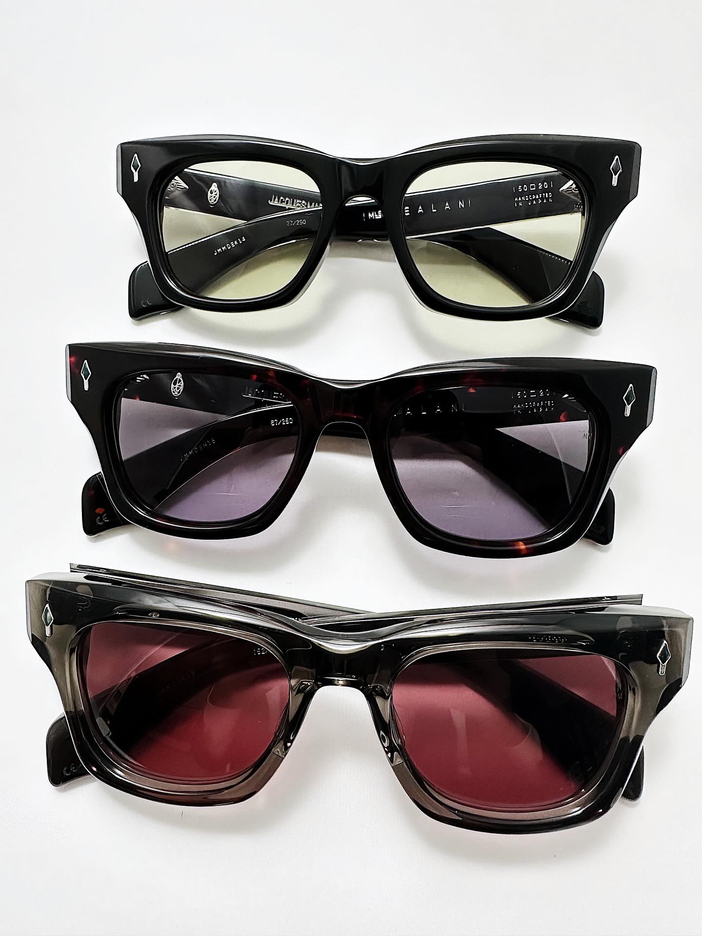 【限定コレクション入荷】
Jacques Marie Mage
Patti Smith for JMM
mod : DEALAN
col : CABARET VERT
col : RAYON VIOLET
col : MAUVAIS SANG

ファッション、音楽、そしてカルチャーシーンに多大な影響を与え続けるパティ・スミスとの
スペシャルコラボレーションモデルが入荷しました。

詩人としても知られる彼女が
影響を受けた詩人であるArthur Rimbaud の詩から着想を得た、特別なカラーリング。

デビュー50周年を記念したコレクションとなっており、フレームだけでなく、専用BOXや付属品もすべて特別仕様。
さらに、1975年発表の大名盤『HORSES』のレコード付き という豪華セットです。

アート、詩、ロック、そしてクラフト。
そのすべてを内包した特別な一本。
パティ・スミスの精神とジャック・マリー・マージュの卓越したデザイン哲学が融合したコラボレーションモデルです。

? shop data ?
::: ボズュー麻布 :::
最寄り駅 麻布十番駅
5b出口から徒歩約1分
住所 106-0045
東京都港区麻布十番1-10-12須田ビル 1F
803-6230-9983
azabu@beauxyeux.jp 

A special collaboration model with Patti Smith ?
an artist, poet, and icon who continues to shape the worlds of fashion, music, and culture.

Inspired by the poetry of Arthur Rimbaud, one of Patti’s greatest influences,
this exclusive edition features a unique colorway that captures her spirit.

Created to celebrate the 50th anniversary of her legendary debut,
the collection includes not only the handcrafted frame but also a specially designed box, accessories,
and an original vinyl of the iconic 1975 album “Horses.”

Art, poetry, rock, and craftsmanship ?
all converge in this remarkable piece.
A fusion of Patti Smith’s uncompromising soul and Jacques Marie Mage’s masterful design philosophy.

? Shop Information ?
::: Beauxyeux Azabu :::
Nearest Station: Azabu-Juban Station
Approximately 1-minute walk from Exit 5b
Address: 1F Suda Building, 1-10-12 Azabu-Juban,
Minato-ku, Tokyo 106-0045
803-6230-9983
azabu@beauxyeux.jp

＃ボズュー麻布 麻布
@beauxyeux_jiyugaoka