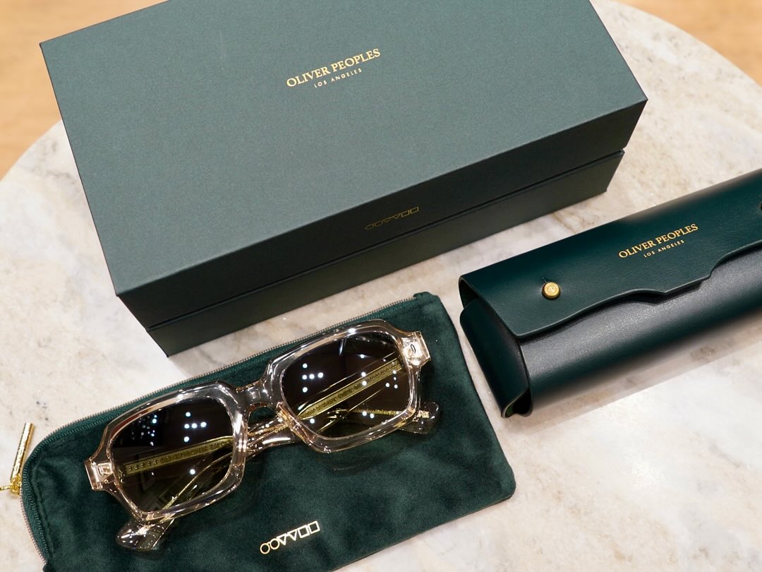 brand:OLIVER PEOPLES
model:DEVANEY
col:1743BH

1960年代のディテールをもつDevaneyは、より深いレンズ形状と印象的なラインを持つ長方形のサングラス。

テンプル部分に用いられている18Kホワイトゴールドメッキの芯金が特徴です。

特別なコレクションボックスに入った今までには無い高級感のある一本です。

商品に関するお問い合わせはDM、お電話、メールでも受付しておりますのでお気軽に問い合わせください。

?shop data?
::: ボズュー麻布 :::
最寄り駅 麻布十番駅
5b出口から徒歩約1分
住所 106-0045
東京都港区麻布十番1-10-12須田ビル1F
?03-6230-9983
azabu@beauxyeux.jp

Inspired by 1960s details, Devaney is a rectangular pair of sunglasses with a deeper lens shape and striking lines.

The temples are characterized by an 18K white gold-plated core.

Packed in a special collector's box, this is a luxurious pair like no other.

For product inquiries, please feel free to contact us via direct mail, phone, or email.

?Shop Information?
::: Beauxyeux Azabu :::
Nearest Station: Azabu-Juban Station
Approximately 1-minute walk from Exit 5b
Address: 1F Suda Building, 1-10-12 Azabu-Juban, Minato-ku, Tokyo 106-0045
?03-6230-9983
azabu@beauxyeux.jp

#ホ?ス?ュー麻布



@beauxyeux_jiyugaoka 
@oliverpeoples