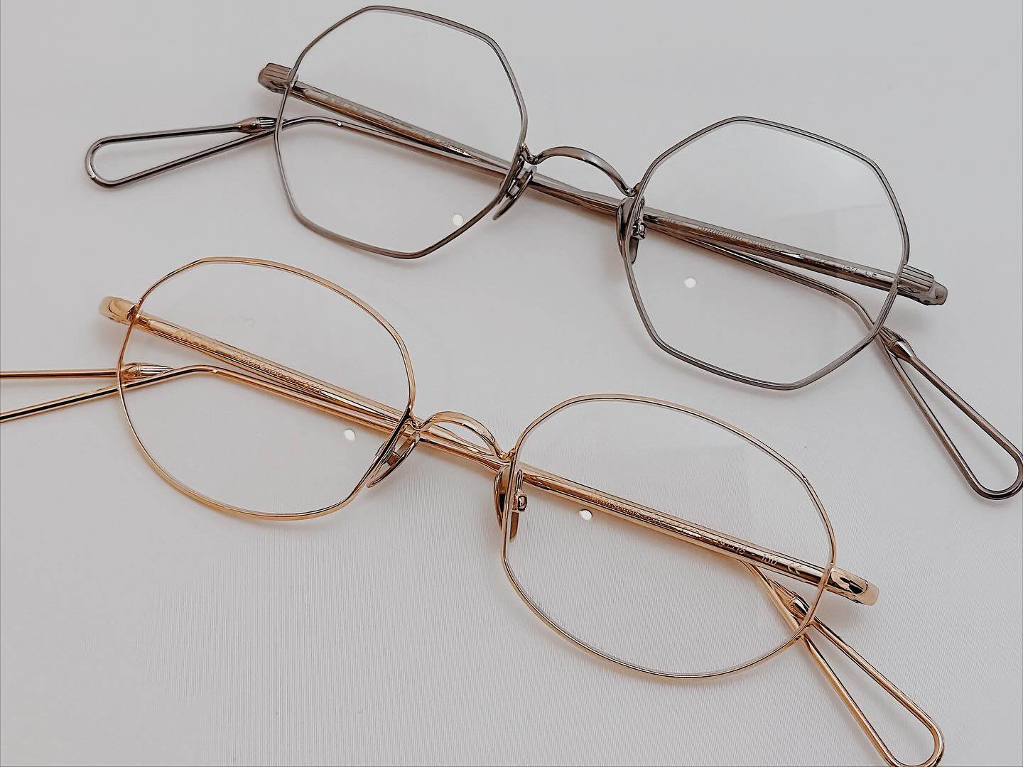 【最新モデル】
brand : AHLEM
mod : Montsouris
col :Champagne
mod : Olivet
col : Ruthenium Brused

今回のコレクションテーマ「FILM THEORY」にちなんで、
フランス映画の知的さと芸術性を体現した新作モデルを2点ご紹介いたします。

Montsouris
知的な印象を漂わせるオーバルフレーム。
わずかに角度をつけた内側のカットが、
フランス映画のもつ複雑さと深みを思わせます。

Olivet
洗練されたオクタゴンフレーム。
コンパクトなシェイプは小顔にも美しく馴染み、
無駄のない構成美と素材の美しさを
『AHLEM』ならではの感性で表現した一本です。 

薄いカラーレンズを合わせるのもおすすめのデザインです。
ぜひ店頭にてお試しください。

商品に関するお問い合わせはDM、お電話、メールでも受付しておりますのでお気軽に問い合わせください。

? shop data ?
::: ボズュー麻布 :::
最寄り駅 麻布十番駅
5b出口から徒歩約1分
住所 106-0045
東京都港区麻布十番1-10-12須田ビル 1F
803-6230-9983
azabu@beauxyeux.jp 

Inspired by our collection theme “FILM THEORY,”
we are pleased to introduce two new models that embody the intellect and artistry of French cinema.

Montsouris
An oval frame that exudes quiet intelligence.
The subtle inner bevel adds a sense of complexity and depth,
evoking the layered beauty found in French film.

Olivet
A refined octagonal frame.
Its compact silhouette flatters smaller faces with effortless balance,
expressing pure structural beauty and material elegance
through AHLEM’s distinctive sensibility.

It’s also beautifully suited to light color lenses.
We invite you to experience it in store.

For product inquiries, please feel free to contact us via DM, phone, or email.

? Shop Information ?
::: Beauxyeux Azabu :::
Nearest Station: Azabu-Juban Station
Approximately 1-minute walk from Exit 5b
Address: 1F Suda Building, 1-10-12 Azabu-Juban,
Minato-ku, Tokyo 106-0045
803-6230-9983
azabu@beauxyeux.jp

@beauxyeux_jiyugaoka