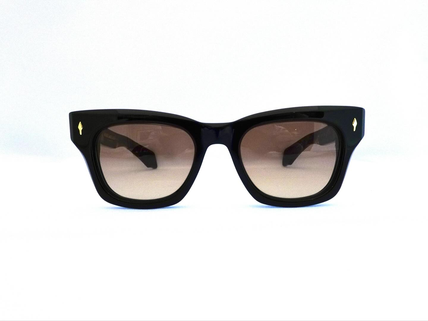 雑誌THEM MAGAZINE(ゼムマガジン)12月号に
JACQUESMARIEMAGE(ジャックマリーマージュ)
DEALAN(ディーラン) NOIR15
掲載いただきました。

ボブディランが着用されていたサングラスからオマージュされたジャックマリーマージュのアイコンモデル。
10mm生地のアセテートされたカッティングが施された
モデルになります。
フレームカラーも黒をベースにべっ甲カラーを貼り合わせたカラーも特徴的なデザインになります。

現在は店舗に在庫ございますのでチェックしてみてください！
?shop information?
店名　ボズュー自由ヶ丘
最寄り駅 自由が丘
正面口出口から歩いて約５分です。
住所 152-0035
東京都目黒区自由が丘1-16-13ヒルズ自由が丘1F
?03-5731-6612
info@beauxyeux.jp 

? shop information?
SHOP beauxyeux Jiyugaoka
ZIPCODE 152-0035
1F Hills Jiyugaoka 1-16-13
Jiyugaoka Meguro-ku Tokyo JAPAN
?+81-35731-6612
info@beauxyeux.jp


@jacquesmariemage
@beauxyeux_jiyugaoka
@beauxyeux_azabu