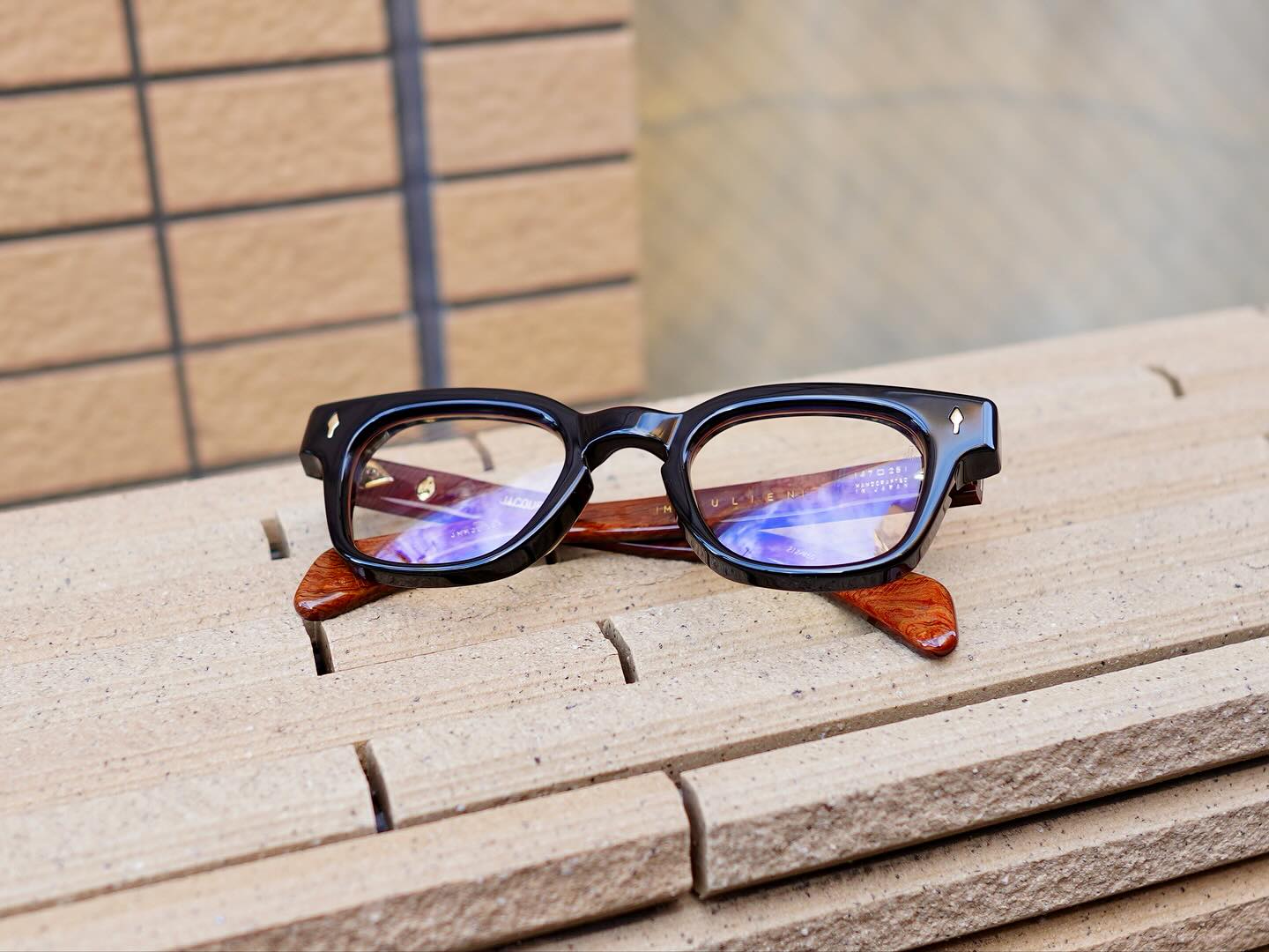 brand:JACQUES MARIE MAGE
model:JULIEN
col:NoirX

JACQUES MARIE MAGEより待望の"JULIEN"が入荷しました！

約8ヶ月振りに入荷した本モデル。
JACQUESMARIEMAGEらしさのあるシンプルなウェリントンシェイプです。

1950年代にパリの知的・文化活動の一大中心地となったサン＝ジェルマン＝デ＝プレ地区に集まった著名な詩人・哲学者・ミュージシャン・俳優・歌手・学生たち。そこにあるカフェから流れてくるスモーキージャズを想像して名付けられたモデルです。

商品に関するお問い合わせはDM、お電話、メールでも受付しておりますのでお気軽に問い合わせください。
※当店はご予約は必要なくどなた様もご来店頂けます。

?shop data?
最寄り駅 自由か?丘
正面口出口から歩いて約５分て?す。
住所 152-0035
東京都目黒区自由か?丘1-16-13ヒルス?自由か?丘1F
?03-5731-6612
info＠beauxyeux.jp

The highly anticipated "JULIEN" from JACQUES MARIE MAGE has arrived!

This model, which we haven't had in stock for about eight months, features a simple Wellington shape characteristic of JACQUES MARIE MAGE.

It's named after the Saint-Germain-des-Prés district in Paris, which became a major center of intellectual and cultural activity in the 1950s, attracting renowned poets, philosophers, musicians, actors, singers, and students. The name evokes the smoky jazz music that would have drifted from the cafes in that area.

For inquiries about the product, please feel free to contact us via DM, phone, or email.
*Reservations are not required to visit our store; everyone is welcome.

? shop information?
SHOP beauxyeux Jiyugaoka
ZIPCODE 152-0035
1F Hills Jiyugaoka 1-16-13
Jiyugaoka Meguro-ku Tokyo JAPAN
?+81-35731-6612
info@beauxyeux.jp



#自由か?丘 
#ホ?ス?ュー自由か?丘



@beauxyeux_azabu
@jacquesmariemage