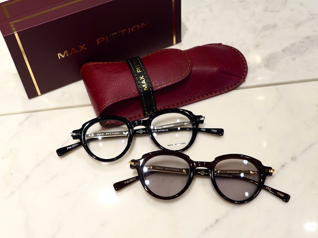 brand:MAXPITTION
model:BALZAC
col:PBK,CNM

『MAXPITTION』より新作ね〈BALZAC〉が入荷しました！

ブランド初となるメタルコンビネーションフレームです。
ストロベリーシェイプの BALZAC、丸みを帯びたフロント上部が特徴的です。

フロントとテンプルを繋ぐ構造はテンプルピースがスライドし、裏側からMAP SCREW（このフレーム専用スクリュー）で固定しています。

商品に関するお問い合わせはDM、お電話、メールでも受付しておりますのでお気軽に問い合わせください。

?shop data?
::: ボズュー麻布 :::
最寄り駅 麻布十番駅
5b出口から徒歩約1分
住所 106-0045
東京都港区麻布十番1-10-12須田ビル1F
?03-6230-9983
azabu@beauxyeux.jp

The new BALZAC from MAXPITTION has arrived! 

This is the brand's first metal combination frame.

The strawberry-shaped BALZAC features a distinctive rounded upper front.

The front and temples are connected by sliding temple pieces that are secured from the back with a MAP SCREW (a screw made specifically for this frame).

If you have any questions about our products, please feel free to contact us via DM, phone, or email.

?Shop Information?
::: Beauxyeux Azabu :::
Nearest Station: Azabu-Juban Station
Approximately 1-minute walk from Exit 5b
Address: 1F Suda Building, 1-10-12 Azabu-Juban, Minato-ku, Tokyo 106-0045
?03-6230-9983
azabu@beauxyeux.jp

#ホ?ス?ュー麻布



@beauxyeux_jiyugaoka 
@maxpittion