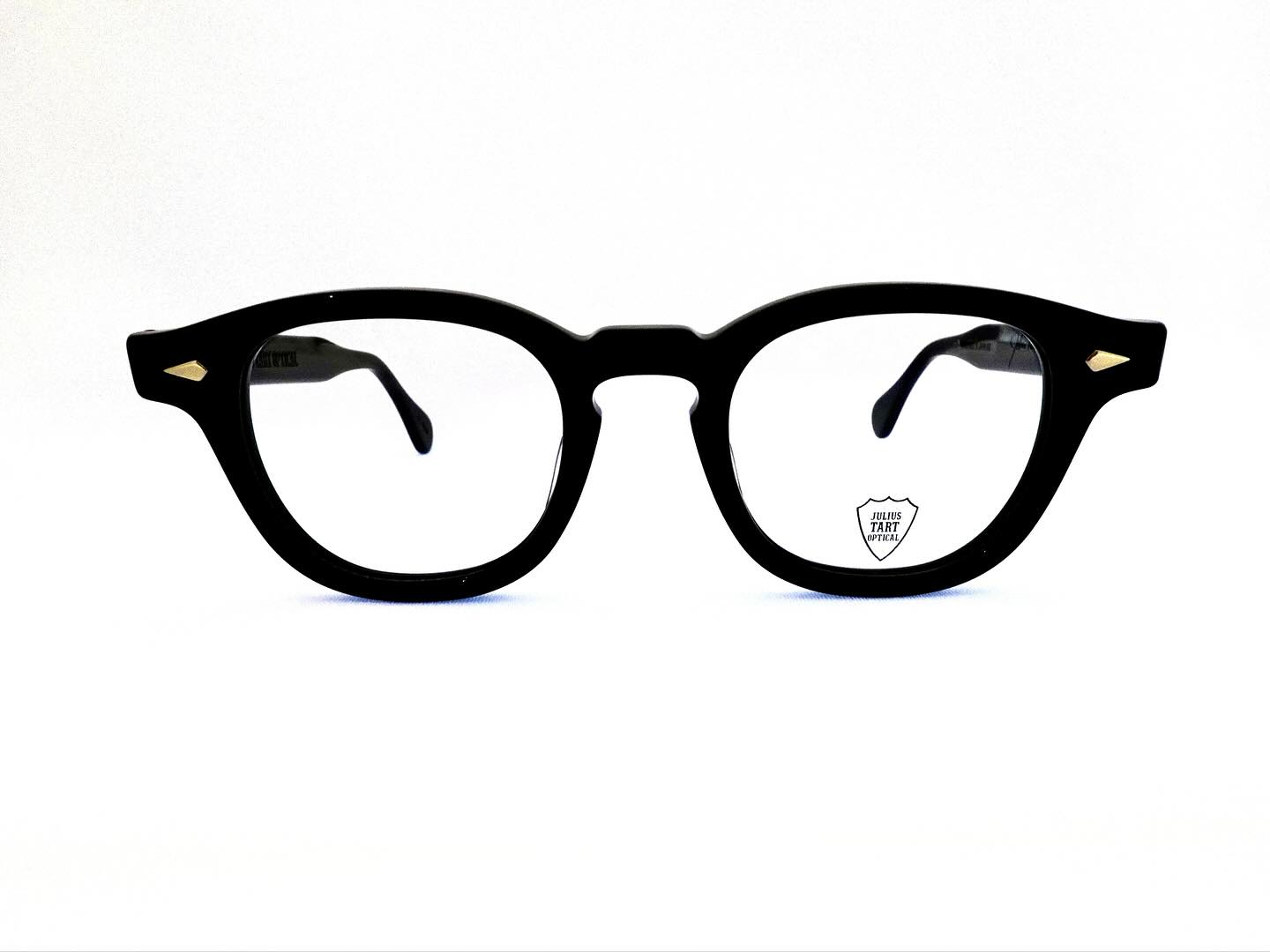 雑誌THEM MAGAZINE(ゼムマガジン)12月に掲載されていますJULIUSTARTOPTICAL(ジュリアスタートオプティカル)
モデル名AR  カラーブラック

タートオプティカルのアーネルの復刻モデルは時代を越えて現在でも色褪せない魅力的なモデルです。

ジェームズディーンやジョニーデップなどの著名人が映画や日常使用にて愛用している明細モデルです。

現在は店舗に在庫ございますのでチェックしてみてください！
?shop information?
店名　ボズュー自由ヶ丘
最寄り駅 自由が丘
正面口出口から歩いて約５分です。
住所 152-0035
東京都目黒区自由が丘1-16-13ヒルズ自由が丘1F
?03-5731-6612
info@beauxyeux.jp 

? shop information?
SHOP beauxyeux Jiyugaoka
ZIPCODE 152-0035
1F Hills Jiyugaoka 1-16-13
Jiyugaoka Meguro-ku Tokyo JAPAN
?+81-35731-6612
info@beauxyeux.jp


@juliustartoptical
@beauxyeux_jiyugaoka
@beauxyeux_azabu