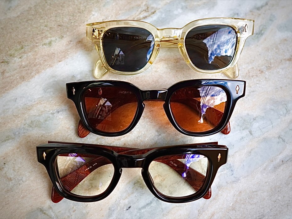 【人気モデル新色入荷】
brand : Jacques Marie Mage
mod : JULIEN
col : Noir X
col : Brut

1950年代、サン＝ジェルマン＝デ＝プレ。
芸術家と思想家が夜ごと語り合い、ジャズが煙のように流れていた時代。
その空気を映した「JULIEN」に、新たな表情が加わりました。

当時の映画監督やジャズミュージシャンが愛用していたような、端正なラインが美しい小ぶりのウェリントンシェイプ。
静かな存在感で顔立ちを引き締め、掛ける人の個性を一層際立たせます。
男女問わずおすすめのモデルです。

ぜひ店頭で、時代を超える一本をご覧ください。

? shop data ?
::: ボズュー麻布 :::
最寄り駅 麻布十番駅
5b出口から徒歩約1分
住所 106-0045
東京都港区麻布十番1-10-12須田ビル 1F
803-6230-9983
azabu@beauxyeux.jp 

In the 1950s, in Saint-Germain-des-Prés.
A time when artists and thinkers gathered night after night,
and jazz drifted through the air like smoke.
Now, that same spirit lives on in “JULIEN,” newly reimagined.

Evoking the refined style once favored by film directors and jazz musicians of the era,
this compact Wellington frame features elegant, clean lines that bring quiet strength and distinction to the face.
A timeless design, beautifully suited for both men and women.

Discover it in store ? and experience a frame that transcends time.

? Shop Information ?
::: Beauxyeux Azabu :::
Nearest Station: Azabu-Juban Station
Approximately 1-minute walk from Exit 5b
Address: 1F Suda Building, 1-10-12 Azabu-Juban,
Minato-ku, Tokyo 106-0045
803-6230-9983
azabu@beauxyeux.jp

@beauxyeux_jiyugaoka