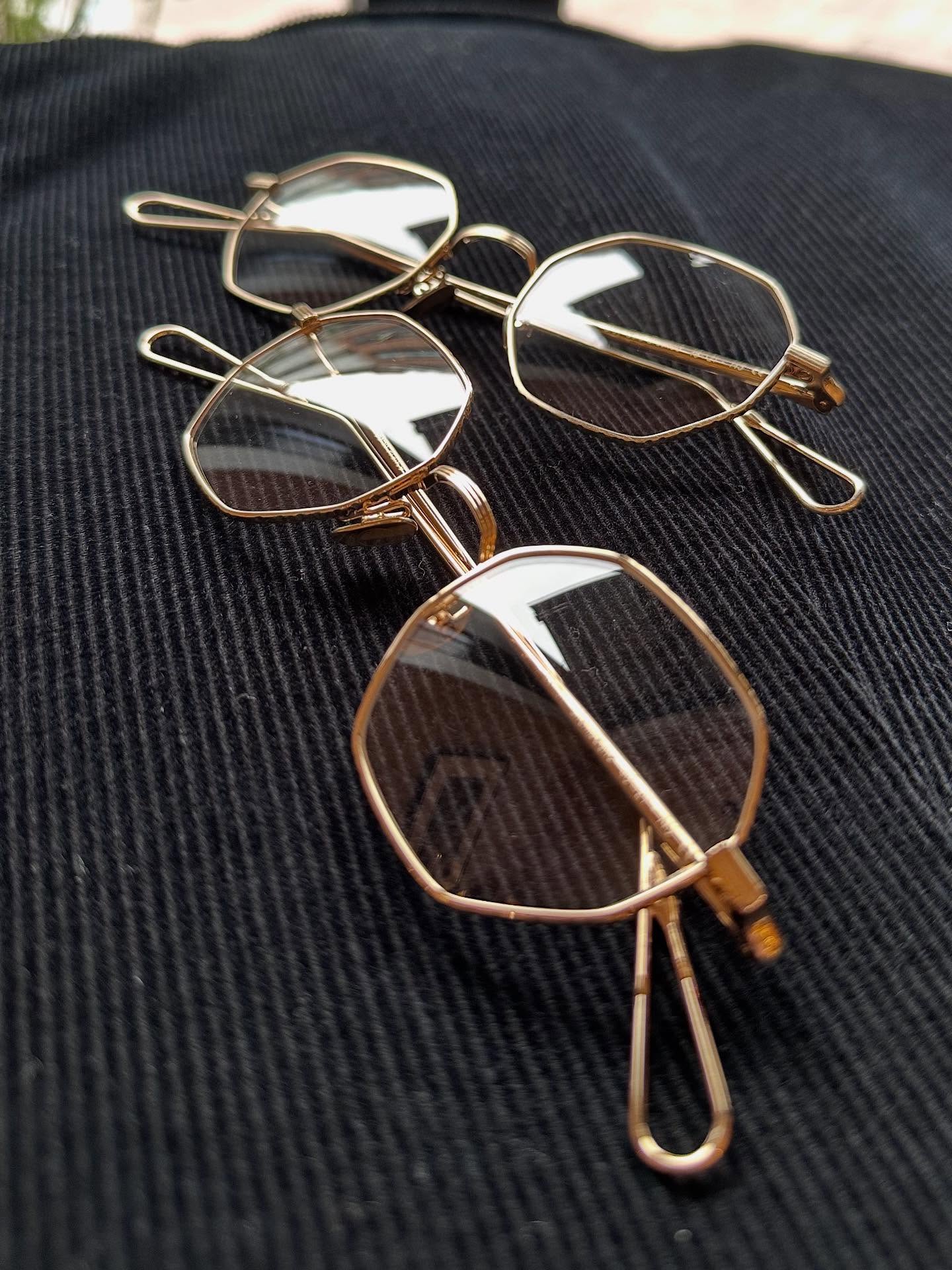 【Ahlem人気モデル入荷】

brand : AHLEM
mod : Gaillon
col : Champagne
col : Grey Gold Brushed

AHLEMの象徴的モデル「Gaillon」が、再び店頭に並びました。

柔らかさと知性を感じさせる、八角形のシェイプが特徴のフレーム。
線の細やかさは表情に静かな奥行きを与え、過度な主張を避けながら、さりげなく品のあるエレガンスを纏わせてくれます。

カラーは Champagne と Grey Gold Brushed。
光の加減や肌のトーンによって、そのニュアンスは繊細に変化します。
実際にかけていただくと、それぞれの色調が生み出す表情が異なりますので、ぜひ店頭でかけ比べながらお選びください。

ご来店お待ちしております。

? shop data ?
::: ボズュー麻布 :::
最寄り駅 麻布十番駅
5b出口から徒歩約1分
住所 106-0045
東京都港区麻布十番1-10-12須田ビル 1F
?03-6230-9983
azabu@beauxyeux.jp 

Ahlem’s iconic model “Gaillon” is back in store.

This frame features a distinctive octagonal silhouette that conveys both softness and intellect. Its delicate lines add a quiet depth to one’s expression, offering an understated elegance without unnecessary emphasis.

Available in Champagne and Grey Gold Brushed.
The nuance of each color shifts subtly depending on lighting and skin tone. When you try them on, you’ll notice how each hue creates a different impression?so we encourage you to compare them in person and choose the one that suits you best.

We look forward to welcoming you in-store.

? Shop Information ?
::: Beauxyeux Azabu :::
Nearest Station: Azabu-Juban Station
Approximately 1-minute walk from Exit 5b
Address: 1F Suda Building, 1-10-12 Azabu-Juban, Minato-ku, Tokyo 106-0045
?03-6230-9983
azabu@beauxyeux.jp

#beauxyeux麻布　 
@beauxyeux_jiyugaoka