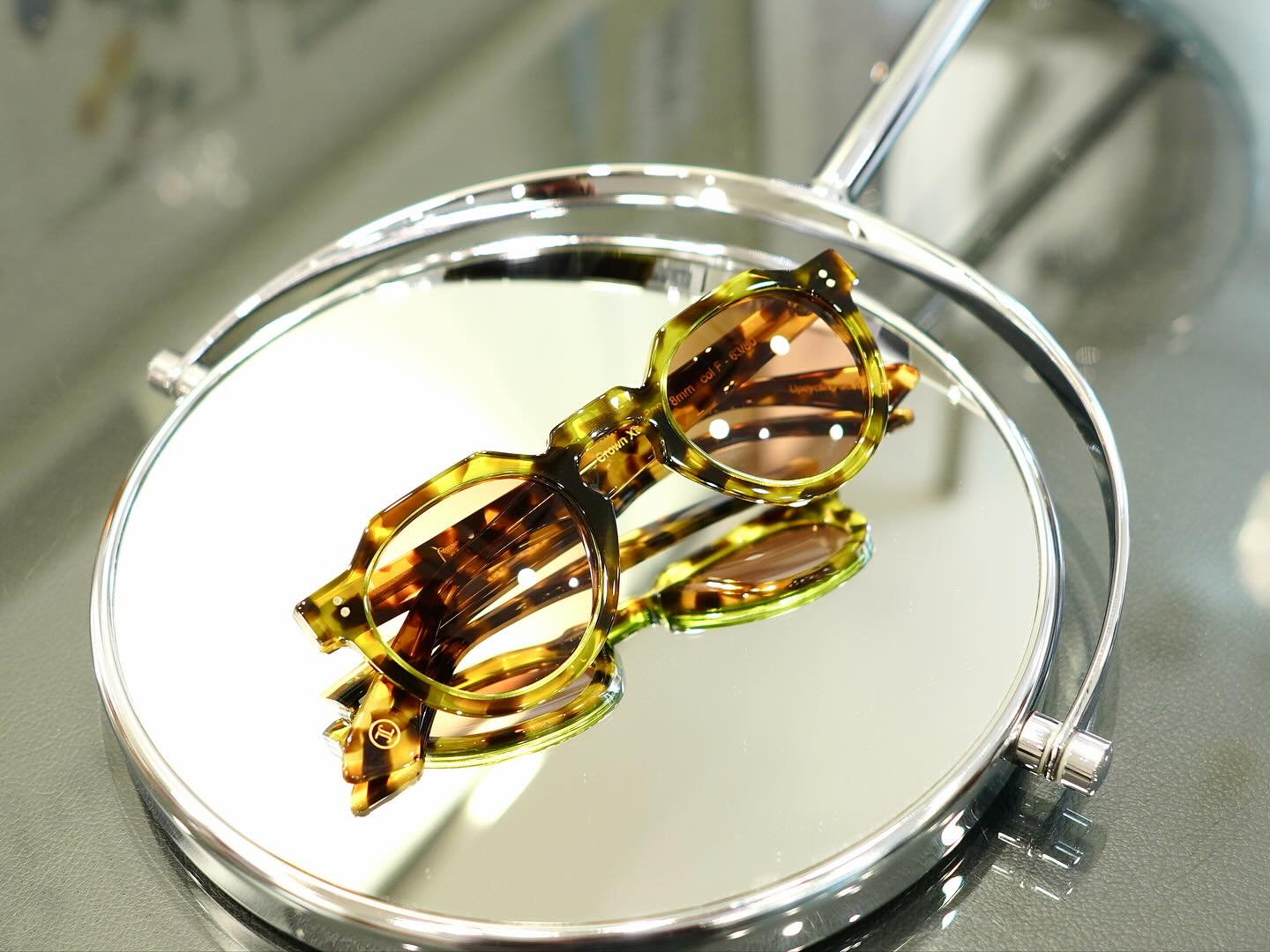 brand: Lesca LUNETIER
model:CROWN XL PANTO 8mm
col:F

Lesca LUNETIERより人気シリーズ『Upcycling Acetate(アップサイクリングアセテート)』よりCROWNPANTOのXLサイズのご紹介です。

今までワンサイズ展開だった『CROWNPANTO』。
待望のサイズアップ版が登場。

テンプル部分が通常のCROWNPANTOとは異なり、耳に当たる部分が細くなっており掛け心地も良い仕様となっています。

ヴィンテージのデッドストックの板生地を削り出し、貼り合わせによって美しい配色のフレームが生み出される数量限定生産品です。

是非店頭にてお試しください。

商品に関するお問い合わせはDM、お電話、メールでも受付しておりますのでお気軽に問い合わせください。

?shop data?
最寄り駅 自由か?丘
正面口出口から歩いて約５分て?す。
住所 152-0035
東京都目黒区自由か?丘1-16-13ヒルス?自由か?丘1F
?03-5731-6612
info＠beauxyeux.jp

Introducing the XL size of the CROWNPANTO model from Lesca LUNETIER's popular "Upcycling Acetate" series.

Previously only available in one size, the CROWNPANTO is now available in a larger size.

The temples differ from the standard CROWNPANTO, with a thinner section where they rest on the ears, providing a more comfortable fit.

These limited-edition frames are crafted from vintage deadstock acetate sheets, meticulously cut and layered to create beautifully colored frames.

Please feel free to try them on in-store.

For inquiries regarding this product, please contact us via DM, phone, or email.

? shop information?
SHOP beauxyeux Jiyugaoka
ZIPCODE 152-0035
1F Hills Jiyugaoka 1-16-13
Jiyugaoka Meguro-ku Tokyo JAPAN
?+81-35731-6612
info@beauxyeux.jp

#自由か?丘 
#ホ?ス?ュー自由か?丘



@beauxyeux_azabu
@lescalunetier