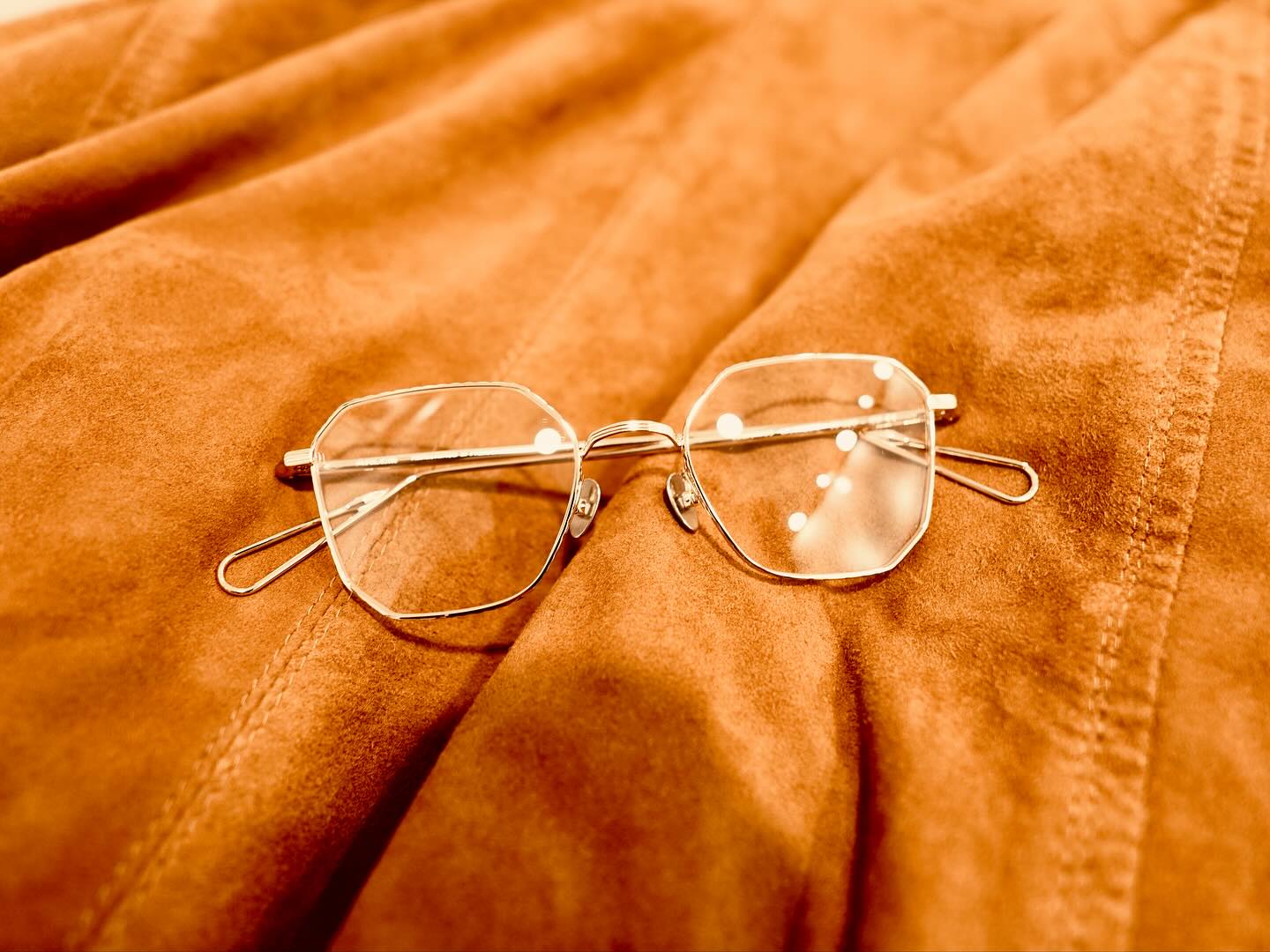 brand:AHLEM
mod:Couronnes
col: Grey Gold

特徴的な多角形のメタルフレームが再入荷しました！
上品でお顔を華やかにしてくれます。

リムに施されたディテールはマルテレと呼ばれるハンドハンマー技法で、鎚目を一本一本手作業で叩いて模様を入れている手の込んだ仕上げ。

サングラス使いでも、薄めのカラーレンズもオススメです！

商品に関するお問い合わせはDM、お電話、メールでも受付しておりますのでお気軽に問い合わせください。

?shop data?
最寄り駅 自由か?丘
正面口出口から歩いて約５分て?す。
住所 152-0035
東京都目黒区自由か?丘1-16-13ヒルス?自由か?丘1F
?03-5731-6612
info＠beauxyeux.jp

The distinctive polygonal metal frames are back in stock!
They are elegant and will beautifully enhance your face.

The details on the rims are created using a hand-hammering technique called martelé, where each individual hammer mark is carefully applied by hand, resulting in an elaborate finish.

They're perfect as sunglasses, and we also recommend them with lightly tinted lenses!

For inquiries about the product, please feel free to contact us via DM, phone, or email.

? shop information?
SHOP beauxyeux Jiyugaoka
ZIPCODE 152-0035
1F Hills Jiyugaoka 1-16-13
Jiyugaoka Meguro-ku Tokyo JAPAN
?+81-35731-6612
info@beauxyeux.jp


#自由か?丘 
#ホ?ス?ュー自由か?丘



@beauxyeux_azabu
@beauxyeux_jiyugaoka 
@ahlem
@globespecs_1998