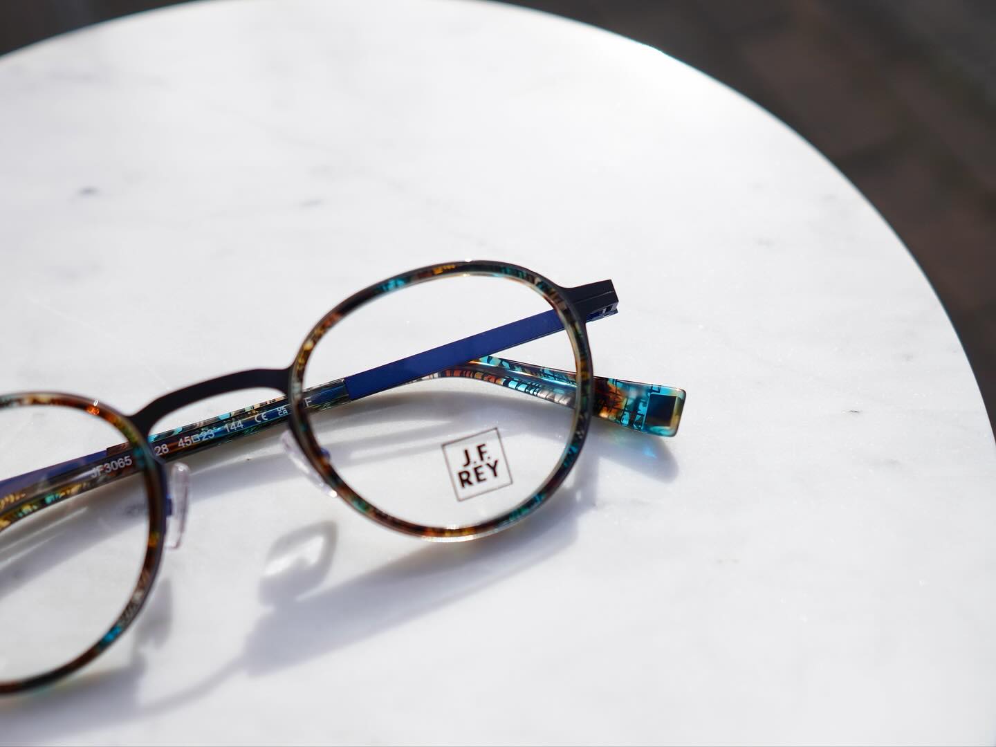 brand: J.F.REY
model:JF3065
col:9828
J.F.REYよりカラーリングが素敵なアイウェアが入荷しました!
レンズシェイプはシンプルなボストン型。
メタル部分は、表面がブラック、裏面がブルーです。
また、フロントのセル部分はミルフィーユのようにセルとメタルを挟み込んでいる、とても手の込んだ仕様です。
型はシンプルが欲しいけど、少し特徴も欲しいという方には大変オススメです!
是非店頭にてお試しください。
商品に関するお問い合わせはDM、お電話、メールでも受付しておりますのでお気軽に問い合わせください。
?shop data?
最寄り駅 自由か?丘
正面口出口から歩いて約5分て?す。
住所 152-0035
東京都目黒区自由か?丘1-16-13ヒルス?自由か?丘1F
?03-5731-6612
info@beauxyeux.jp
We've received a new shipment of stylish eyewear from J.F.REY!
The lens shape is a simple Boston style.
The metal parts are black on the front and blue on the back.
Furthermore, the acetate part of the front frame features a very elaborate design, with layers of acetate and metal sandwiched together like a mille-feuille.
This is highly recommended for those who want a simple style but also a touch of uniqueness!
Please feel free to try them on at our store.
For inquiries about the product, please contact us via DM, phone, or email.
? shop information?
SHOP beauxyeux Jiyugaoka
ZIPCODE 152-0035
1F Hills Jiyugaoka 1-16-13
Jiyugaoka Meguro-ku Tokyo JAPAN
?+81-35731-6612
info@beauxyeux.jp
#自由か?丘
#ホ?ス?ュー自由か?丘
@beauxyeux_azabu
@jfreyofficial