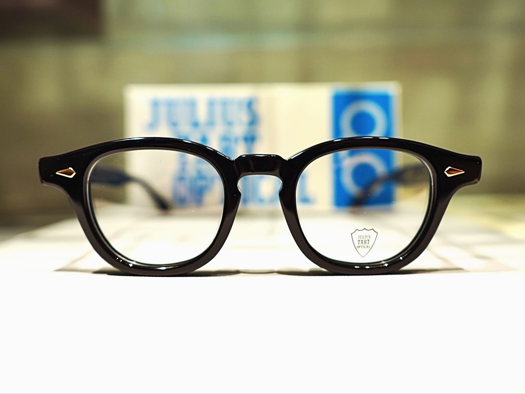 【店頭で支持を集める一本「AR」】
brand : JULIUS TART OPTICAL
mod : AR
クラシックな眼鏡には、どこか安心感があります。
それは流行を追うためのものではなく、自分を納得させ、心を落ち着かせるための道具だからです。
「AR」は、そんなクラシック(定番)の魅力を、
今の空気感で楽しめるフレーム。
直線と曲線のバランス、レンズの厚み、テンプルの太さ。
どれも控えめながら、確かな品を感じさせ、印象に残ります。
かける人のパーソナリティを自然に引き出してくれる、安心感のある一本です。
店頭では、さまざまなサイズ・カラーをご用意しております。
また、通常ラインとは異なる、金属パーツをゴールドで統一した「AR GOLD EDITION」も入荷中です。
ぜひ店頭で、かけ比べてみてください。
? shop data ?
::: ボズュー麻布 :::
最寄り駅 麻布十番駅
5b出口から徒歩約1分
住所 106-0045
東京都港区麻布十番1-10-12須田ビル 1F
?03-6230-9983
azabu@beauxyeux.jp
There’s a quiet sense of comfort in a classic pair of glasses.
They’re not about chasing trends,
but about reassuring yourself ? finding calm and confidence in something that feels right.
The “AR” captures that timeless charm,
refined with a contemporary sensibility.
Its balance of lines and curves, the thickness of the lenses, the weight of the temples ?
each element is understated, yet speaks of genuine elegance and lasting impression.
A frame that naturally brings out one’s personality,
and offers a quiet confidence in everyday life.
Available in a variety of sizes and colors.
We also carry the “AR GOLD EDITION,”
featuring gold-toned metal parts for a distinctive, refined touch.
We invite you to visit our store and experience the difference.
? Shop Information ?
::: Beauxyeux Azabu :::
Nearest Station: Azabu-Juban Station
Approximately 1-minute walk from Exit 5b
Address: 1F Suda Building, 1-10-12 Azabu-Juban, Minato-ku, Tokyo 106-0045
?03-6230-9983
azabu@beauxyeux.jp
#beauxyeux麻布
@beauxyeux_jiyugaoka