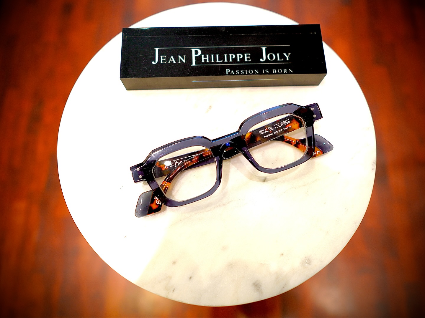 フランスパリにて開催されたSILMO展にてオーダーしてきたJEAN PHILIPPE JOLY(ジャンフィリップジョリー)が入荷してきましたので、さっそく本日はオススメの1本をご紹介いたします!
モデル名は『SLOW DOWN』 。8mmの生地を使用したスクエアシェイプ。フロントブロウにはベベルカッティングが施されておりフレームを見る角度により立体感のあるジャンフィリップらしいデザインに仕上げられています!
また、フレームカラーも魅力の一つです。
ご紹介フレームはフロントのグレーのポリッシュにテンプルはべっ甲カラーは表面はマット加工にグレー部分はポリッシュに組み合わせてあり、他には見かけないカラーリングも楽しめます。
前回入荷分の『SLOW DOWN』は入荷してすぐに完売してしまったので気になった方はぜひ店舗でお早目にチェックしてみてください!
?shop information?
店名 ボズュー自由ヶ丘
最寄り駅 自由が丘
正面口出口から歩いて約5分です。
住所 152-0035
東京都目黒区自由が丘1-16-13ヒルズ自由が丘1F
?03-5731-6612
info@beauxyeux.jp
? shop information?
SHOP beauxyeux Jiyugaoka
ZIPCODE 152-0035
1F Hills Jiyugaoka 1-16-13
Jiyugaoka Meguro-ku Tokyo JAPAN
?+81-35731-6612
info@beauxyeux.jp
@jeanphilippejolysunglasses
@beauxyeux_jiyugaoka
@beauxyeux_azabu