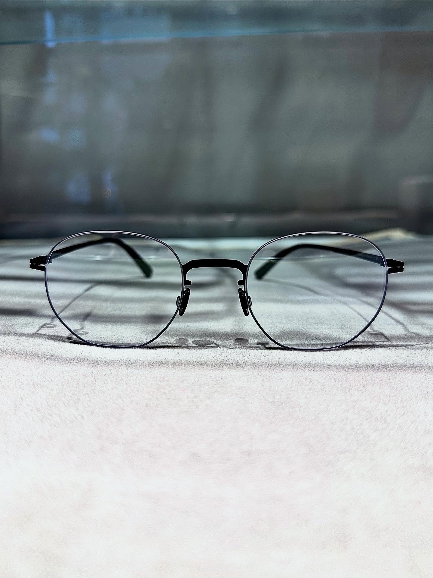 brand : MYKITA
mod : WATARU
col : 002
MYKITAのモダンなデザイン「WATARU」より、日本限定のブラックカラーをご紹介いたします。
0.5mmのステンレスシートが描く、極限まで削ぎ落とされたリムライン。
ボストンとウェリントンのあいだを行き来する知的なシェイプが、お顔の表情に控えめな強さと品格を添えます。
日常の装いをわずかに、しかし確実に洗練させてくれる一本。
たった50本だけ製作された日本限定仕様です。
ぜひ店頭でご覧ください。
? shop data ?
::: ボズュー麻布 :::
最寄り駅 麻布十番駅
5b出口から徒歩約1分
住所 106-0045
東京都港区麻布十番1-10-12須田ビル 1F
?03-6230-9983
azabu@beauxyeux.jp
Introducing the Japan-exclusive black edition from MYKITA’s modern design, “WATARU.”
Crafted from 0.5mm stainless steel, the frame features an ultra-refined rim line that embodies minimal precision.
The intelligent shape ? balancing between Boston and Wellington ? adds subtle strength and sophistication to your expression.
A piece that gently yet unmistakably elevates your everyday style.
Limited to only 50 pieces, exclusively for Japan.
We invite you to experience it in person at our store.
? Shop Information ?
::: Beauxyeux Azabu :::
Nearest Station: Azabu-Juban Station
Approximately 1-minute walk from Exit 5b
Address: 1F Suda Building, 1-10-12 Azabu-Juban, Minato-ku, Tokyo 106-0045
?03-6230-9983
azabu@beauxyeux.jp
@beauxyeux_jiyugaoka