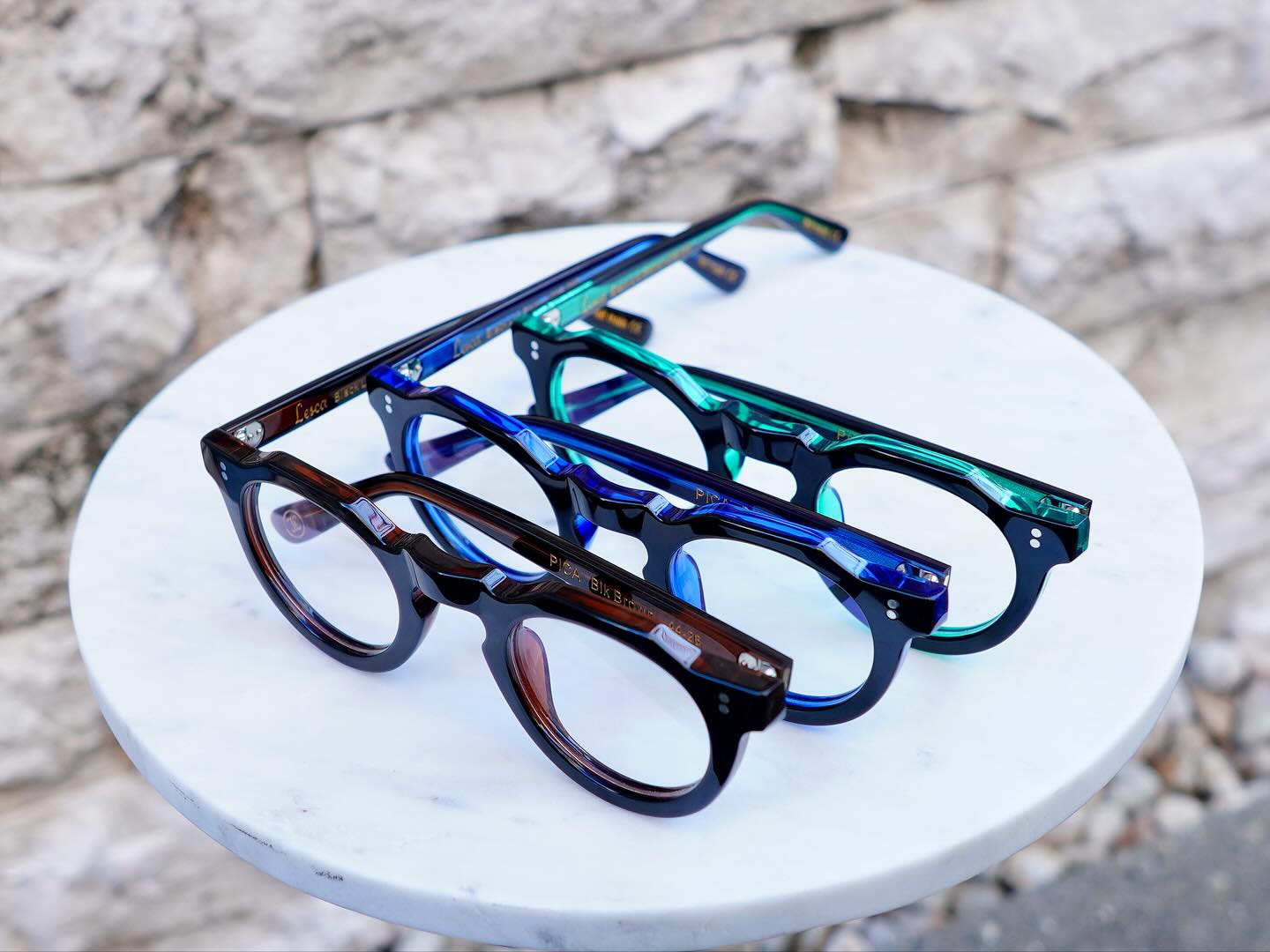 brand: Lesca LUNETIER
mod:PICA Black Ltd Edition
col:Blk Blue,Blk Green,Blk Brown
Lesca LUNETIERの人気モデル【PICA】より新たな『Black Ltd Edition』が登場。
表面はブラック。
裏面に鮮やかなカラーリングのアセテート生地が貼り合わさっているデザイン。
Ltd Editionと記載のある通り、生産数は全て60本ずつと大変貴重です。
お探しの方は是非この機会に。
商品に関するお問い合わせはDM、お電話、メールでも受付しておりますのでお気軽に問い合わせください。
?shop data?
最寄り駅 自由か?丘
正面口出口から歩いて約5分て?す。
住所 152-0035
東京都目黒区自由か?丘1-16-13ヒルス?自由か?丘1F
?03-5731-6612
info@beauxyeux.jp
Introducing the new "Black Ltd Edition" of Lesca LUNETIER's popular PICA model.
The front is black.
The back is made of vibrantly colored acetate fabric.
As the "Ltd Edition" suggests, only 60 of each model will be produced, making them extremely rare.
If you're looking for one, don't miss this opportunity.
If you have any questions about our products, please feel free to contact us via direct mail, phone, or email.
? shop information?
SHOP beauxyeux Jiyugaoka
ZIPCODE 152-0035
1F Hills Jiyugaoka 1-16-13
Jiyugaoka Meguro-ku Tokyo JAPAN
?+81-35731-6612
info@beauxyeux.jp
#自由か?丘
#ホ?ス?ュー自由か?丘
@beauxyeux_azabu
@lescalunetier
@globespecs_1998