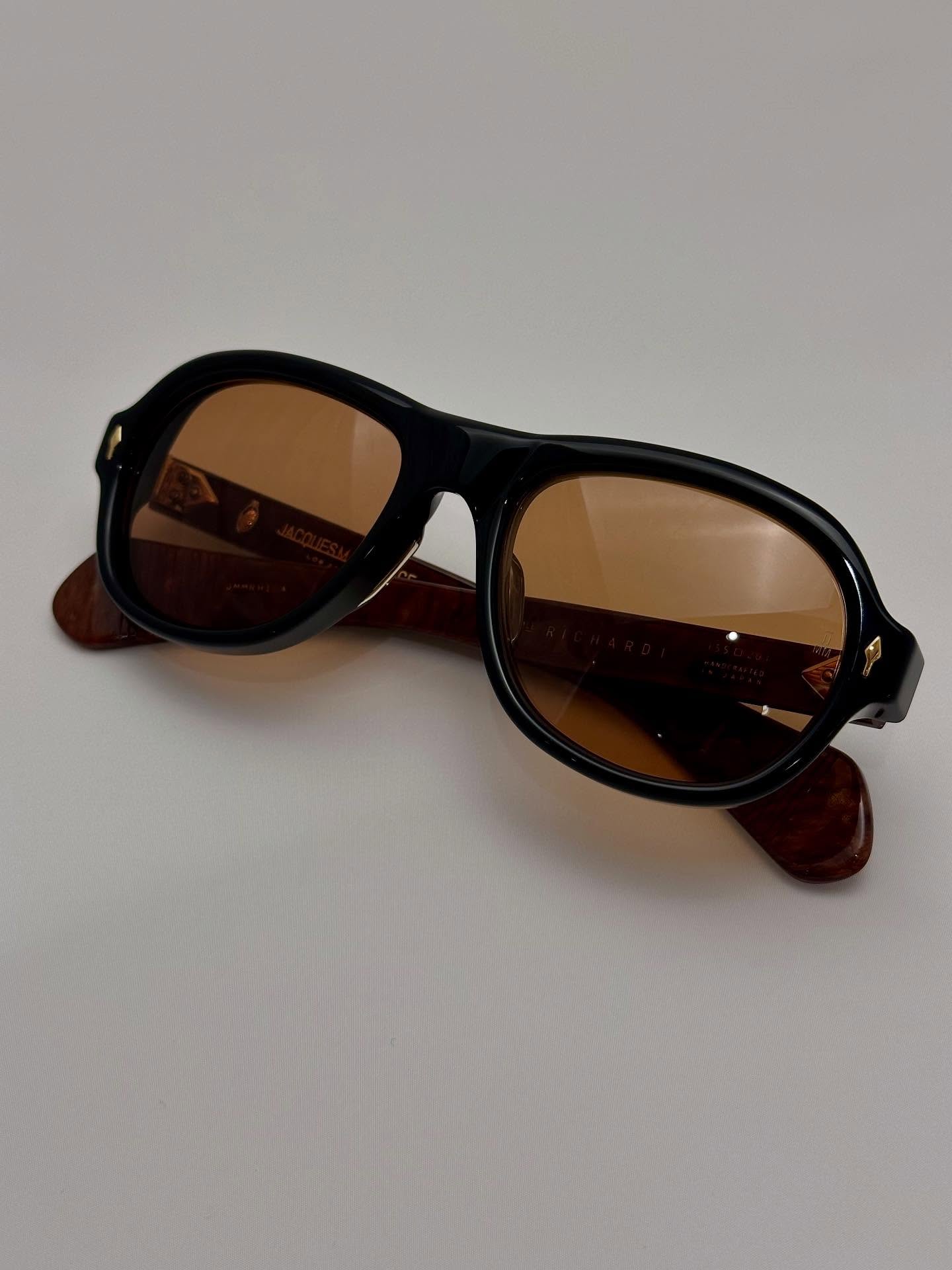 【JMM キュレーション】
brand : Jacques Marie Mage
mod : RICHARD
col : Noir X
20世紀を代表する写真家、リチャード・アヴェドン。
ファッションとポートレート写真に革新をもたらし、今なお多くの現代写真家に影響を与え続ける彼が愛したアビエイターシェイプを、JMMがトリビュートしたモデルが RICHARD です。
アヴェドンは『Harper’s Bazaar』『Vogue』をはじめ、JMMのモデルと関係がある ボブ・ディラン や パティ・スミス など、名だたるミュージシャン・俳優を撮影した伝説的フォトグラファー。
映画『パリの恋人』の世界観のモデルになったのも彼と妻であり、作品の制作にも深く関わっています。
今年9月のヴェネツィア国際映画祭では、注目俳優 ジェイコブ・エロルディ が RICHARD(ROVERカラー)を着用し話題に。
アップカミングなスターが選び始めている、今まさに“来ている”一本です。
過去作 GRAND PRIX より癖の強さを抑えた洗練シェイプで、アビエイターを探していた方や、アヴェドンを敬愛する方にも非常におすすめ。
ぜひ店頭でお試しください。
shop data
::: ボズュー麻布 :::
最寄り駅 麻布十番駅
5b出口から徒歩約1分
住所 106-0045
東京都港区麻布十番1-10-12須田ビル 1F
03-6230-9983
azabu@beauxyeux.jp
A defining photographer of the 20th century, Richard Avedon reshaped the visual language of fashion and portraiture.
The RICHARD pays tribute to the aviator shape he so often wore, reinterpreted through the craftsmanship and modern sensibility of Jacques Marie Mage.
Avedon worked extensively for Harper’s Bazaar and Vogue, and famously photographed cultural icons such as Bob Dylan and Patti Smith—both of whom are connected to JMM as featured models.
The visual world of Funny Face was also modeled after Avedon and his wife, with Avedon himself closely involved in the film’s creative development.
At this year’s Venice International Film Festival in September, rising actor Jacob Elordi was seen wearing the RICHARD in the ROVER colorway, bringing renewed attention to this standout frame.
It’s a model increasingly chosen by the next generation of talent—one that is truly having its moment.
With a more refined and less eccentric silhouette than the GRAND PRIX, the RICHARD is an exceptional choice for those seeking an aviator frame, especially admirers of Avedon’s legacy.
We invite you to experience it in person at our store.
Shop Information
::: Beauxyeux Azabu :::
Nearest Station: Azabu-Juban Station
Approximately 1-minute walk from Exit 5b
Address: 1F Suda Building, 1-10-12 Azabu-Juban, Minato-ku, Tokyo 106-0045
03-6230-9983
azabu@beauxyeux.jp
@beauxyeux_jiyugaoka