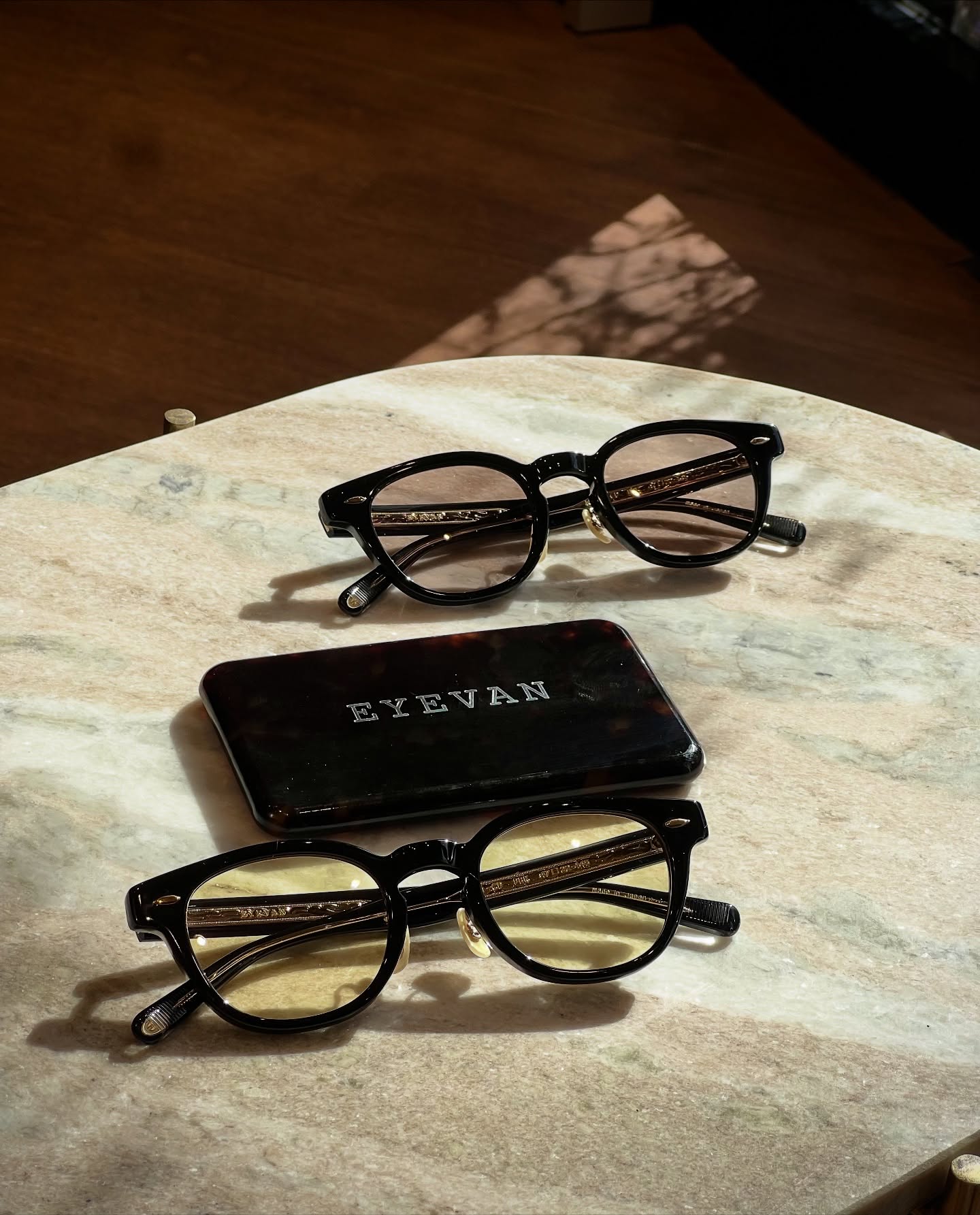 【EYEVAN Webb-CP】
日本ブランドのアイヴァンのアイコンモデルWebb-CPをご紹介いたします。
プラスチックフレームにクリングスアームを採用したWebbのcomfortable pad modelです。
EYEVANオリジナルのカシメ丁番が採用、テンプルの芯金裏側にはクラシックカーのパーツよりインスパイアされたオリジナルのデザインが施されています。
デザインはウェリントンになり、日常使用の眼鏡として、またライトカラーを入れて掛けていただくのもオススメです。
brand : EYEVAN
mod : Webb-CP
col : PBK
shop data
::: ボズュー麻布 :::
最寄り駅 麻布十番駅
5b出口から徒歩約1分
住所 106-0045
東京都港区麻布十番1-10-12須田ビル 1F
03-6230-9983
azabu@beauxyeux.jp
We're pleased to introduce the Webb-CP, an iconic model from Japanese brand EYEVAN.
This comfortable padded model from Webb features a plastic frame with cling arms.
It features EYEVAN's original riveted hinges, and the back of the temple core features an original design inspired by classic car parts.
The Wellington design makes it perfect for everyday use or with light tints.
brand : EYEVAN
mod : Webb-CP
col : PBK