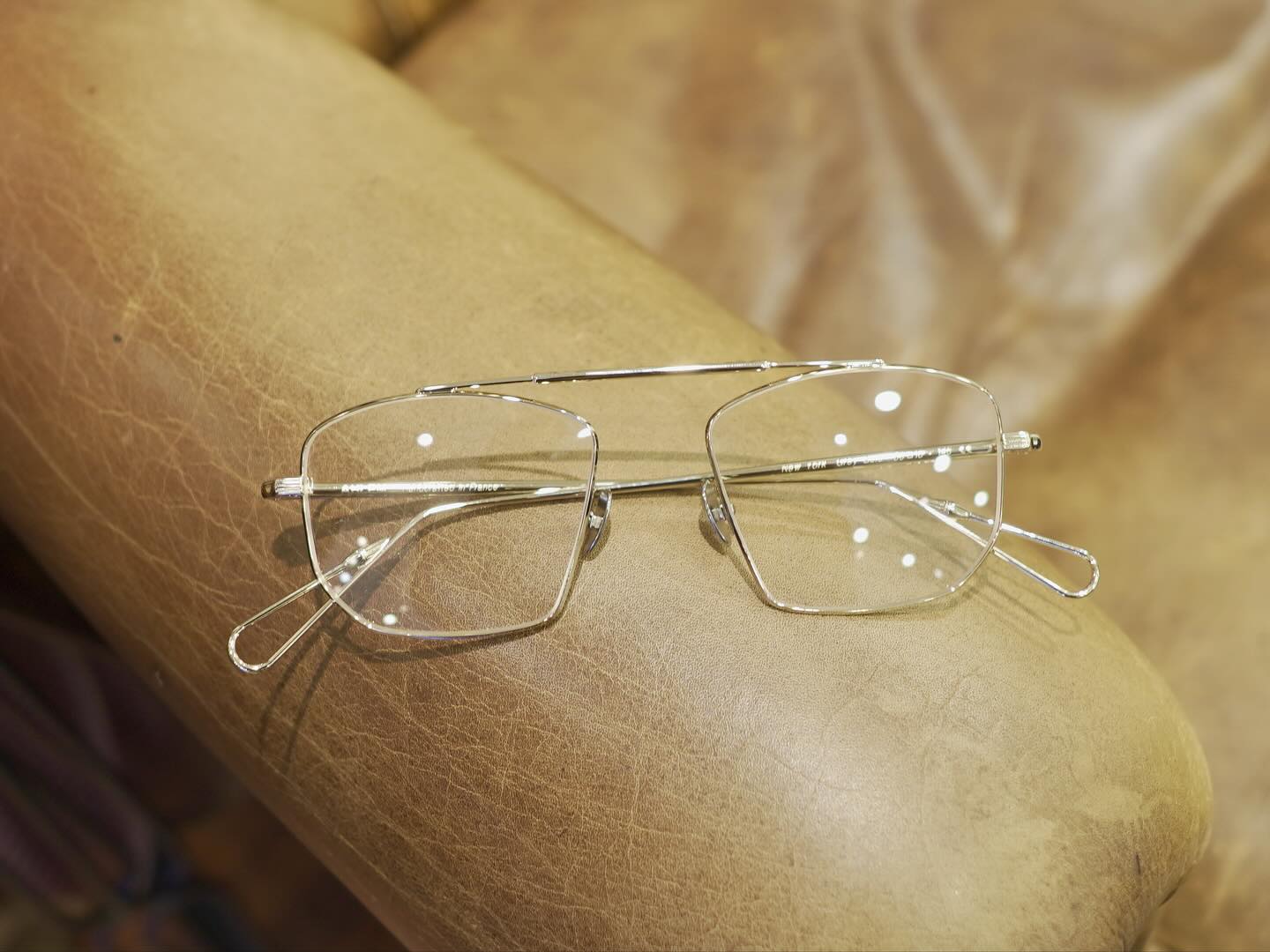 brand:AHLEM
mod:New York
col: Grey Gold

近頃お問い合わせが増えているバーブリッジ。
サイズ感もコンパクトで、性別問わずおすすめできる【New York】。

バーブリッジの上面に施されたディテールはマルテレと呼ばれるハンドハンマー技法で、鎚目を一本一本手作業で叩いて模様を入れている手の込んだ仕上げ。

サングラス使いでも、薄めのカラーレンズもオススメです！

商品に関するお問い合わせはDM、お電話、メールでも受付しておりますのでお気軽に問い合わせください。

︎shop data︎
最寄り駅 自由が丘
正面口出口から歩いて約５分です。
住所 152-0035
東京都目黒区自由が丘1-16-13ヒルズ自由が丘1F
︎03-5731-6612
info＠beauxyeux.jp

We've been receiving an increasing number of inquiries about Bur Bridges lately.
The compact size of the [New York] makes it a great choice for both men and women.

The detailing on the top surface of the Bur Bridge is created using a hand-hammering technique called marutere, in which each hammered mark is struck by hand to create a unique pattern.

We also recommend wearing them with sunglasses, with thin tinted lenses!

If you have any questions about our products, please feel free to contact us via direct mail, phone, or email.

︎ shop information︎
SHOP beauxyeux Jiyugaoka
ZIPCODE 152-0035
1F Hills Jiyugaoka 1-16-13
Jiyugaoka Meguro-ku Tokyo JAPAN
︎+81-35731-6612
info@beauxyeux.jp


#自由が丘 
#ボズュー自由が丘



@beauxyeux_azabu
@beauxyeux_jiyugaoka 
@ahlem
@globespecs_1998