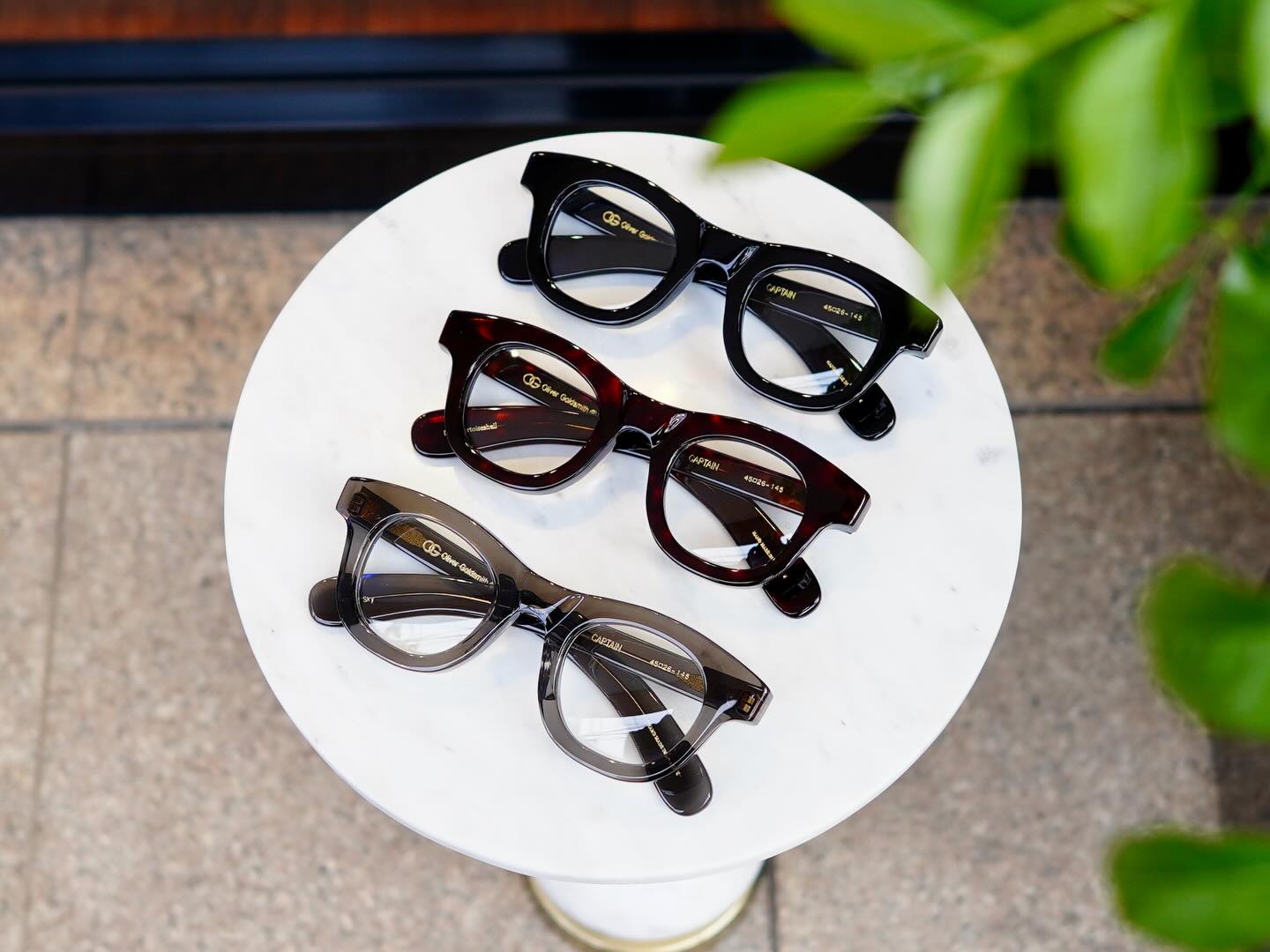 brand: OLIVER GOLDSMITH
model:CAPTAIN
col:Nero,Dark Tortoiseshell,Cloudy Sky

OLIVER GOLDSMITHの2代目、チャールズ・オリバーゴールドスミス氏による手描きの設計図しか残されていなかったプロダクトを3代目アンドリュー氏のわずかな記憶を頼りに数年をかけて図面へ起こし、忠実に再現したモデルです。

アイコンモデル『CONSUL』と『VICE CONSUL』よりも以前に製造されたプロダクトのため、現代トレンドに一切迎合しないブリティッシュヴィンテージ。
8mmアセテート生地をフロントに使用していながら最小限のカッティングに留め、10mm生地と見紛うボリュームを表現しています。

また、名作『ZAK』と同様のパドルテンプルデザインまで再現することでブランドの歴史までも感じさせる非常に魅力的なモデルに仕上がっています。

商品に関するお問い合わせはDM、お電話、メールでも受付しておりますのでお気軽に問い合わせください。

shop data
最寄り駅 自由が丘
正面口出口から歩いて約５分です。
住所 152-0035
東京都目黒区自由が丘1-16-13ヒルズ自由が丘1F
03-5731-6612
info＠beauxyeux.jp

The only remaining designs for this product were hand-drawn by Charles Oliver Goldsmith, second-generation owner of OLIVER GOLDSMITH. Third-generation owner Andrew spent several years reliant on his limited memories to create a faithful reproduction of the original design.

As this product was produced before the iconic CONSUL and VICE CONSUL models, it is a British vintage piece that doesn't pander to modern trends.

While the front is made of 8mm acetate, the cutting is kept to a minimum, creating a volume that could easily be mistaken for 10mm material.

The paddle temple design, similar to the classic ZAK, has also been reproduced, creating an extremely appealing model that evokes the brand's history.

For product inquiries, please feel free to contact us via direct mail, phone, or email.

shop information
SHOP beauxyeux Jiyugaoka
ZIPCODE 152-0035
1F Hills Jiyugaoka 1-16-13
Jiyugaoka Meguro-ku Tokyo JAPAN
+81-35731-6612
info@beauxyeux.jp

#自由が丘 
#ボズュー自由が丘



@beauxyeux_azabu
@olivergoldsmithsunglasses