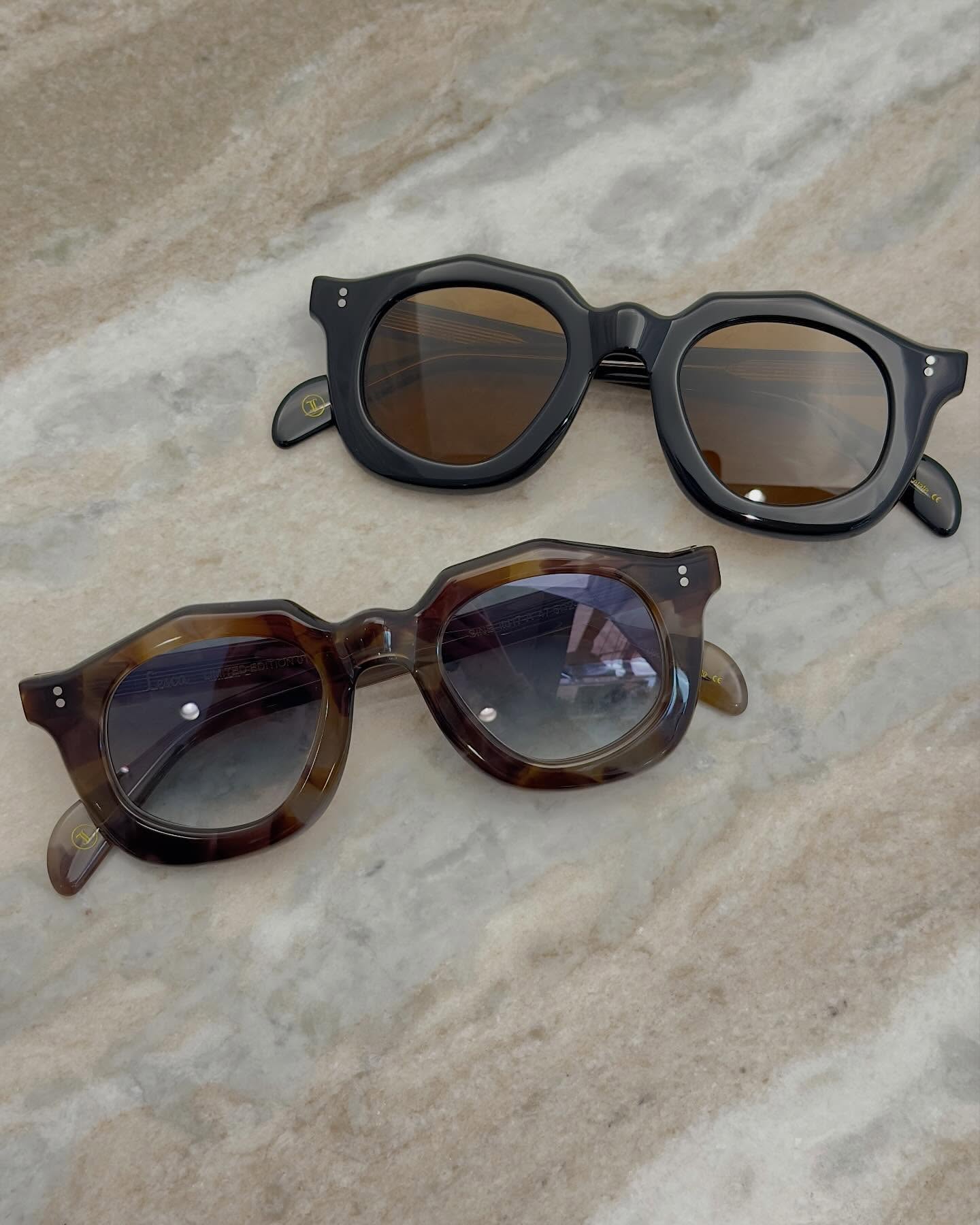 【形で魅せ、色で裏切り、かける人で完成】

brand : LESCA LUNETIER
mod : SINE
col : 5, ltd17-A

平置きでも、かけた瞬間でも独特なオーラを放つ一本。
LESCA LUNETIERのアップサイクリング、新作モデル SINE が入荷しました。

垂れ下がるような独特のシェイプが印象的ですが、そこに力強い直線が加わることで、甘くなりすぎず、ほんのりとセクシーさも漂わせる佇まいに仕上がっています。

カラー5（ブラック）は、シェイプの個性がより際立ち、モード感やエッジの効いた表情を楽しめる一本。

一方で カラーltd17-A は、柔らかな色味がシェイプを程よく中和し、個性的でありながら、さまざまなスタイルに取り入れやすい印象です。
とはいえ、どこか妖しさも残っていて、ハマったときの魅力は格別。

同じ形でも、色によってここまで印象が変わるモデル。
ぜひ店頭でかけ比べてみてください。

モードにも、妖しさにも振れる一本。
しっくりきた瞬間に、自然と相棒になります。

shop data 
::: ボズュー麻布 :::
最寄り駅 麻布十番駅
5b出口から徒歩約1分
住所 106-0045
東京都港区麻布十番1-10-12須田ビル 1F
03-6230-9983
azabu@beauxyeux.jp 

A frame that radiates a distinctive aura, whether laid flat or worn.
The new upcycling model SINE from LESCA LUNETIER has just arrived.

Its drooping, unconventional shape immediately catches the eye,
while strong, straight lines add structure—
keeping it from feeling too soft and giving it a subtle touch of sensuality.

Color 5 (Black) emphasizes the boldness of the shape,
offering a sharper, more mode-driven expression.

On the other hand, Color LTD17-A softens the silhouette with its gentle tone,
making it easier to incorporate into a variety of styles despite its individuality.
Still, a hint of mystery remains—and when it truly fits, the allure is undeniable.

The same shape can feel completely different depending on the color.
We invite you to try them on and compare in person.

A frame that can lean toward mode or toward mystery.
When it clicks, it naturally becomes your go-to piece.

Shop Information 
::: Beauxyeux Azabu :::
Nearest Station: Azabu-Juban Station
Approximately 1-minute walk from Exit 5b
Address: 1F Suda Building, 1-10-12 Azabu-Juban, Minato-ku, Tokyo 106-0045
03-6230-9983
azabu@beauxyeux.jp

@beauxyeux_jiyugaoka