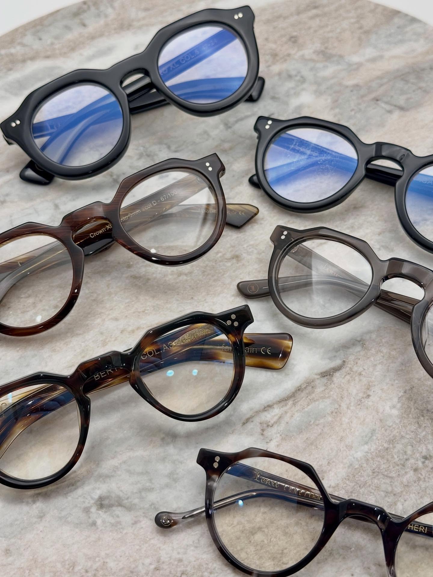 【ひと言では括れないクラウンパント】

brand : LESCA LUNETIER

LESCAの代名詞・クラウンパント。
形は同じでもPICA・HERI・TOROなど、モデルによって厚み、リムライン、バランスが大きく異なります。
同じくクラウンパントでも、クラシックからモード寄りまで印象が大きく変わるのが魅力です。

今回は、店頭にある6モデルを写真でご紹介。
モデルによってはカラーバリエーションも豊富に揃っています。

掛け比べることで、自分に最もフィットする一本がきっと見つかるはず。
自分の骨格やスタイルに合う“クラウンパント”を、ぜひ店頭で探してみてください。

shop data 
::: ボズュー麻布 :::
最寄り駅 麻布十番駅
5b出口から徒歩約1分
住所 106-0045
東京都港区麻布十番1-10-12須田ビル 1F
03-6230-9983
azabu@beauxyeux.jp 

The crown pant is a signature shape of LESCA.
Although the silhouette remains the same, models such as PICA, HERI, and TORO differ greatly in thickness, rim lines, and overall balance.
Even within the crown pant family, the impression can shift dramatically—from classic to more modern—depending on the model.

This time, we’re showcasing six models currently available in-store.
Some of them also come in a variety of color options.

By trying them on, you’ll discover the frame that fits you best.
Find the crown pant that matches your bone structure and personal style—now available in-store.

Shop Information 
::: Beauxyeux Azabu :::
Nearest Station: Azabu-Juban Station
Approximately 1-minute walk from Exit 5b
Address: 1F Suda Building, 1-10-12 Azabu-Juban, Minato-ku, Tokyo 106-0045
03-6230-9983
azabu@beauxyeux.jp

@beauxyeux_jiyugaoka