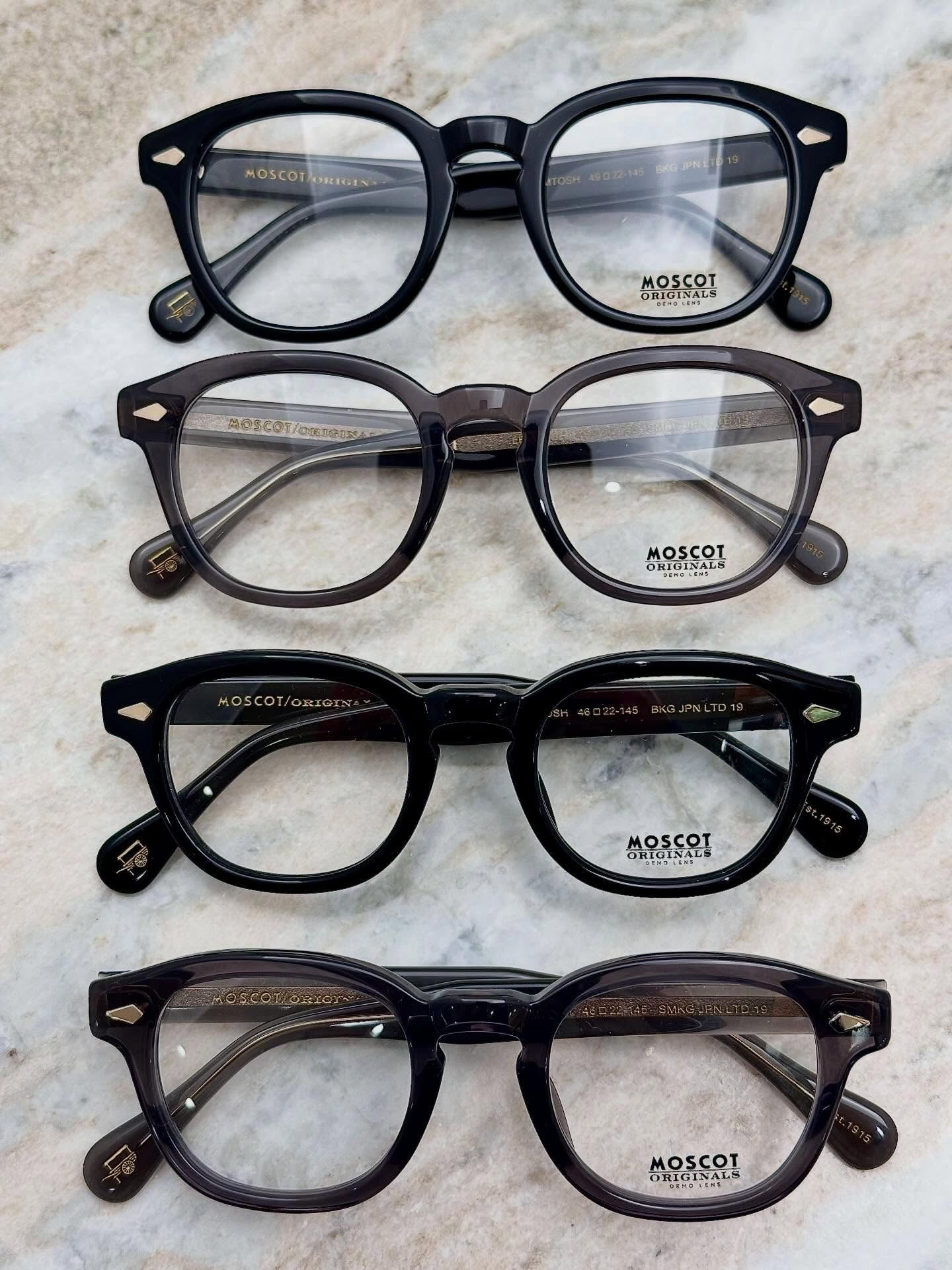 【LEMTOSH JPN LTD 19】

brand :  MOSCOT
mod : LEMTOSH JPN LTD 19
col : BKG, SMKG

ボストンとウエリントンが程よく溶け合った
“ボスリントン”シェイプの代表作、LEMTOSH。

流行り廃りのないクラシックなデザインに、日本限定モデルとしては初となるブリッジサイズ22mmを採用。
これまでにない、絶妙なバランス感を実現しています。

さらに、アジアンフィット仕様のノーズパッドを搭載し、初めから自然なかけ心地になるよう設計。

立体感のあるダイヤモンドリベットやカシメなど、日本限定ならではのディテールも魅力です。

サイズは46 / 49の2サイズ展開。

銀幕のスターや日本の著名人がかけている姿に惹かれながらも、「自分がかけると何か違う」と感じていた方にこそ、ぜひ一度お試しいただきたい一本です。

時代が変わっても、選ばれ続ける理由があります。
ぜひ店頭でご試着ください。

shop data 
::: ボズュー麻布 :::
最寄り駅 麻布十番駅
5b出口から徒歩約1分
住所 106-0045
東京都港区麻布十番1-10-12須田ビル 1F
03-6230-9983
azabu@beauxyeux.jp 

A signature piece in the “Bosslinton” shape,
where Boston and Wellington styles blend in perfect balance — LEMTOSH.

Timeless and classic in design,
this Japan-limited model features a 22mm bridge, introduced for the first time in a JPN LTD edition,
creating a proportion never seen before.

It is also equipped with an Asian-fit nose pad,
designed to feel naturally comfortable from the moment you put it on.

Details such as the dimensional diamond rivets and pins
add a distinctive character unique to the Japan-limited model.

Available in two sizes: 46 and 49.

For those who have admired LEMTOSH on the silver screen
or on well-known figures in Japan,
yet felt that it never quite suited them —
this is a piece we truly encourage you to try.

There is a reason it continues to be chosen, even as times change.
Please visit us in store and experience it for yourself.

Shop Information 
::: Beauxyeux Azabu :::
Nearest Station: Azabu-Juban Station
Approximately 1-minute walk from Exit 5b
Address: 1F Suda Building, 1-10-12 Azabu-Juban, Minato-ku, Tokyo 106-0045
03-6230-9983
azabu@beauxyeux.jp

@beauxyeux_jiyugaoka
