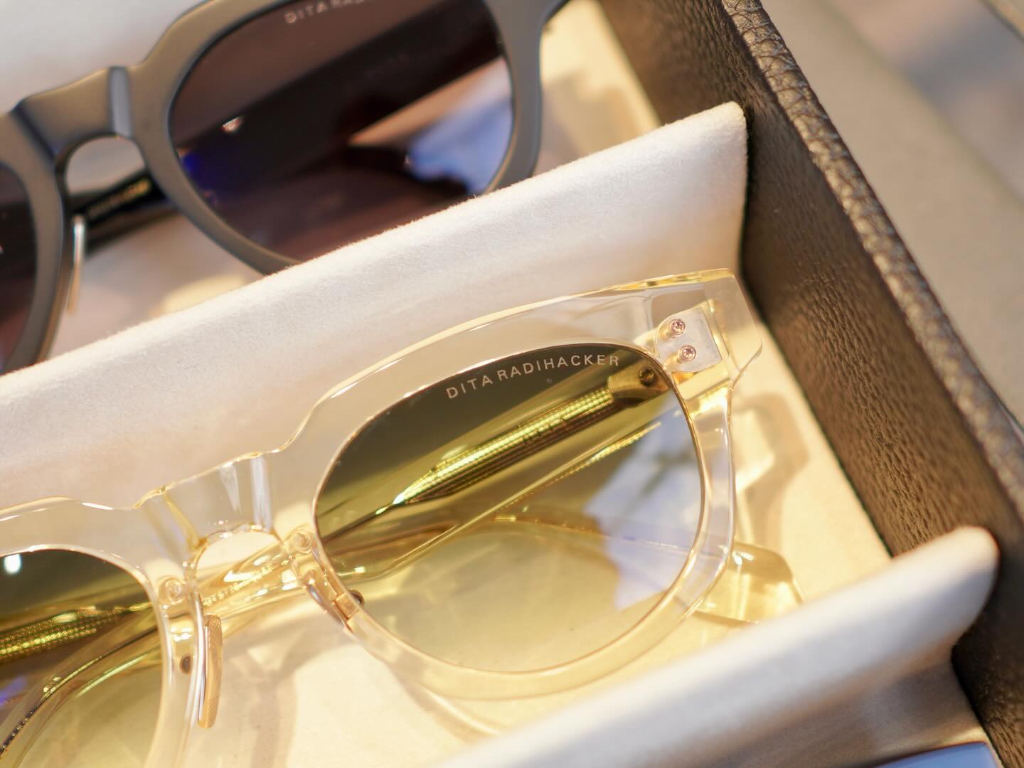 大好評開催中の【DITA トランクショー】
今週末にて終了となります！
沢山のモデルを一同にご覧頂ける機会はそうそう無いと思いますので、是非この機会にご来店ください！

【イベント概要】

“DITA” TRUNKSHOW 2025
ディータ トランクショー

開催日：2025年12月6日(土)から12月21日(日)

開催店舗：自由が丘店

今回のトランクショーでは2025年秋冬の最新コレクションをはじめ、これら人気の高いシリーズ群、さらにはアジア地域のみ限定販売されている特別なコレクションの中から問い合わせを多くいただくモデルを厳選し、フレーム・サングラスのサンプルを100種類以上集めた大規模なオーダーイベントとなります。
普段店頭には並ばないモデルやカラーラインナップも集結いたしますので、【DITA】というブランドの世界観を体感したい方や様々なモデルの中から自分だけの特別なアイコンモデルを探している方はぜひこの貴重な機会をご利用くださいませ！

会期中、ボズュー自由が丘店にいらしたことのないお客様のご来店もお待ちしておりますので、どなた様もお気軽にお立ち寄りくださいませ。

【DITA(ディータ)】は1995年にアメリカ･L.A.で設立されたアイウェアブランドです。創設者はフォトグラフィー、映画製作、デザインという共通の情熱を持ち、長年の親友でもあるジェフ･ソロリオ氏とジョン･ジュニパー氏の二人です。”BREAK THE MOLDS!(型にはまるな!)”というコンセプトのもと最新技術を取り入れたモダンかつエッジィなスタイルを作り上げています。
高品質なでラグジュアリーなアイウェアを提案することに重点を置いており生産はすべて日本、ネジ1つに至るまでオリジナルのものを使用しています。
ハイエンドかつあらゆる固定概念を覆した斬新なコレクションの数々はファッションに関心の強いセレブリティ層に多くの愛用者を獲得しており、その人気はアメリカ全土のみならず世界各国にまで広がっています。
創業当初はサングラスのみでしたが2007年からはオプティカルラインも展開しています。

様々なブランドが群雄割拠する今日のアイウェア業界において【DITA】は創設から30年間もの間、常に業界の最先端を突き進んできました。クラシックながらも革新的なデザインはもちろんのこと世界最高水準のクオリティを維持し続けることで、”本物のアイウェア”を求める多くの支持を得て世界中に愛用者を増やしてきています。

是非この機会に皆様のご来店をお待ちしております！
予約等は不要です。

※オーダーイベント（受注会）形式につき、サンプルからご注文いただく商品の場合は納品まで少々お時間を頂く場合がございます。
具体的な納期の詳細につきましては店スタッフまでお気軽にお声掛けくださいませ。

商品に関するお問い合わせはDM、お電話、メールでも受付しておりますのでお気軽に問い合わせください。

shop data
最寄り駅 自由が丘
正面口出口から歩いて約５分です。
住所 152-0035
東京都目黒区自由が丘1-16-13ヒルズ自由が丘1F
03-5731-6612
info＠beauxyeux.jp

shop information
SHOP beauxyeux Jiyugaoka
ZIPCODE 152-0035
1F Hills Jiyugaoka 1-16-13
Jiyugaoka Meguro-ku Tokyo JAPAN
+81-35731-6612
info@beauxyeux.jp

#自由が丘 
#ボズュー自由が丘



@beauxyeux_azabu
@ditaeyewear